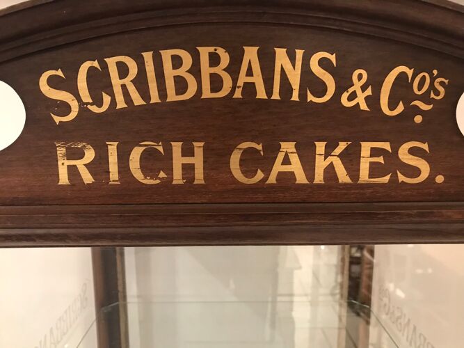 Vitrine de pâtisserie 1900 "scribbans&co - rich cakes"