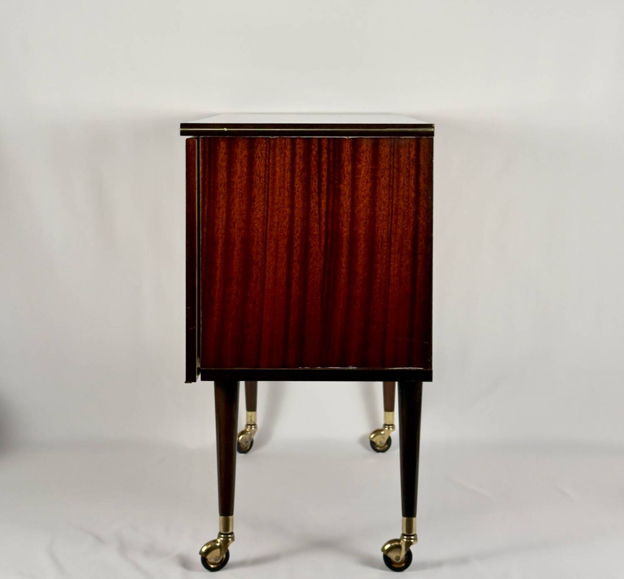 Meuble bar moderne du milieu du siècle sur roulettes en laiton – années 1960
