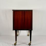 Meuble bar moderne du milieu du siècle sur roulettes en laiton – années 1960