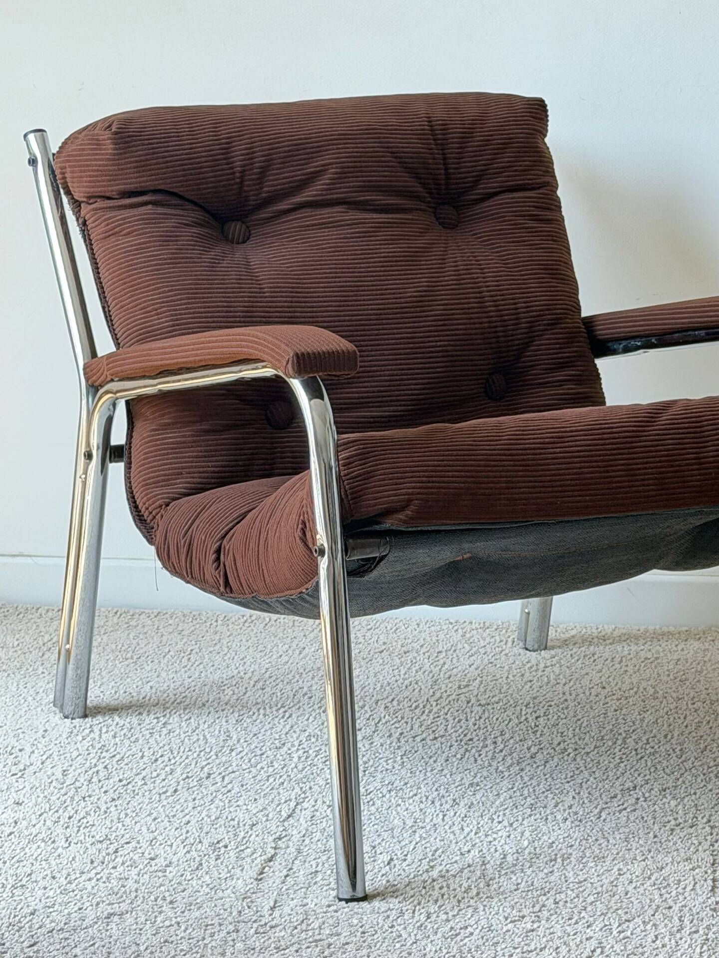 Lot of 2 vintage 1970s armchairs.