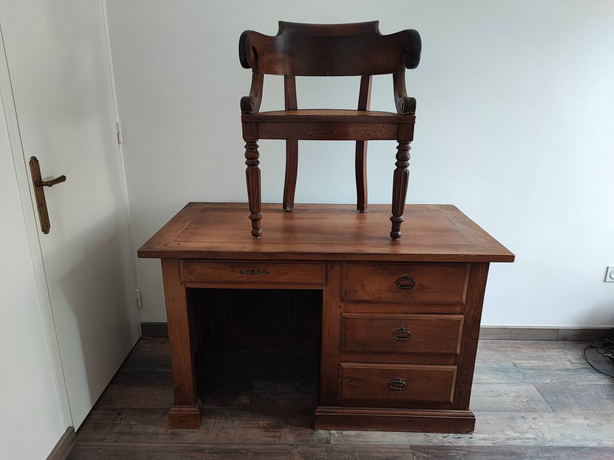 Fauteuil et Bureau en bois massif époque Louis Philippe.Vendu ensemble
