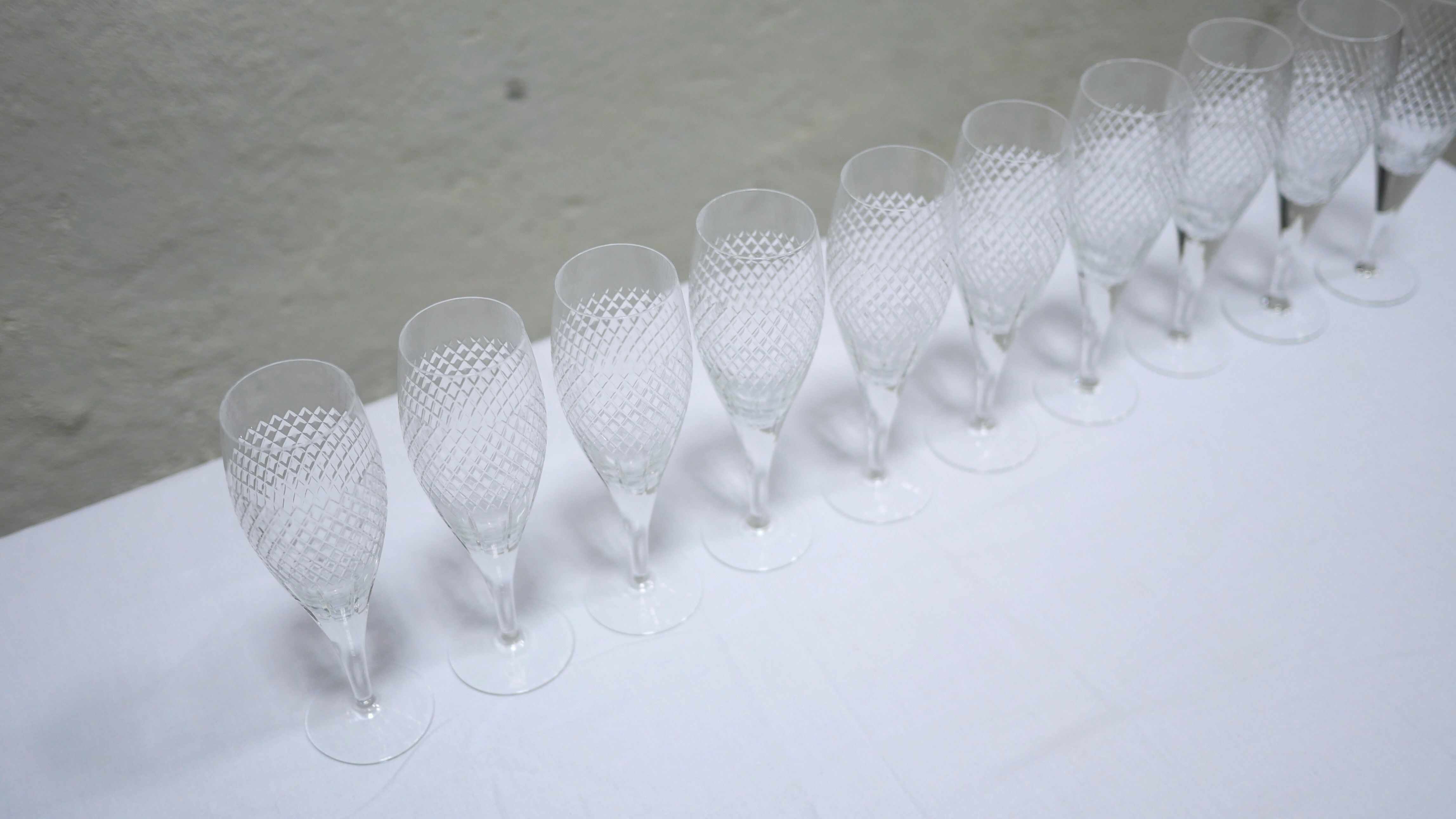 Series of 10 vintage crystal champagne flutes