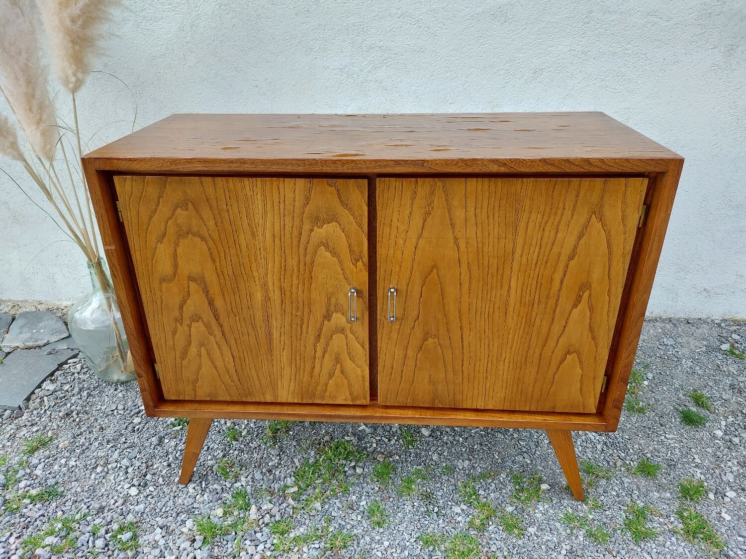 Compass feet sideboard
