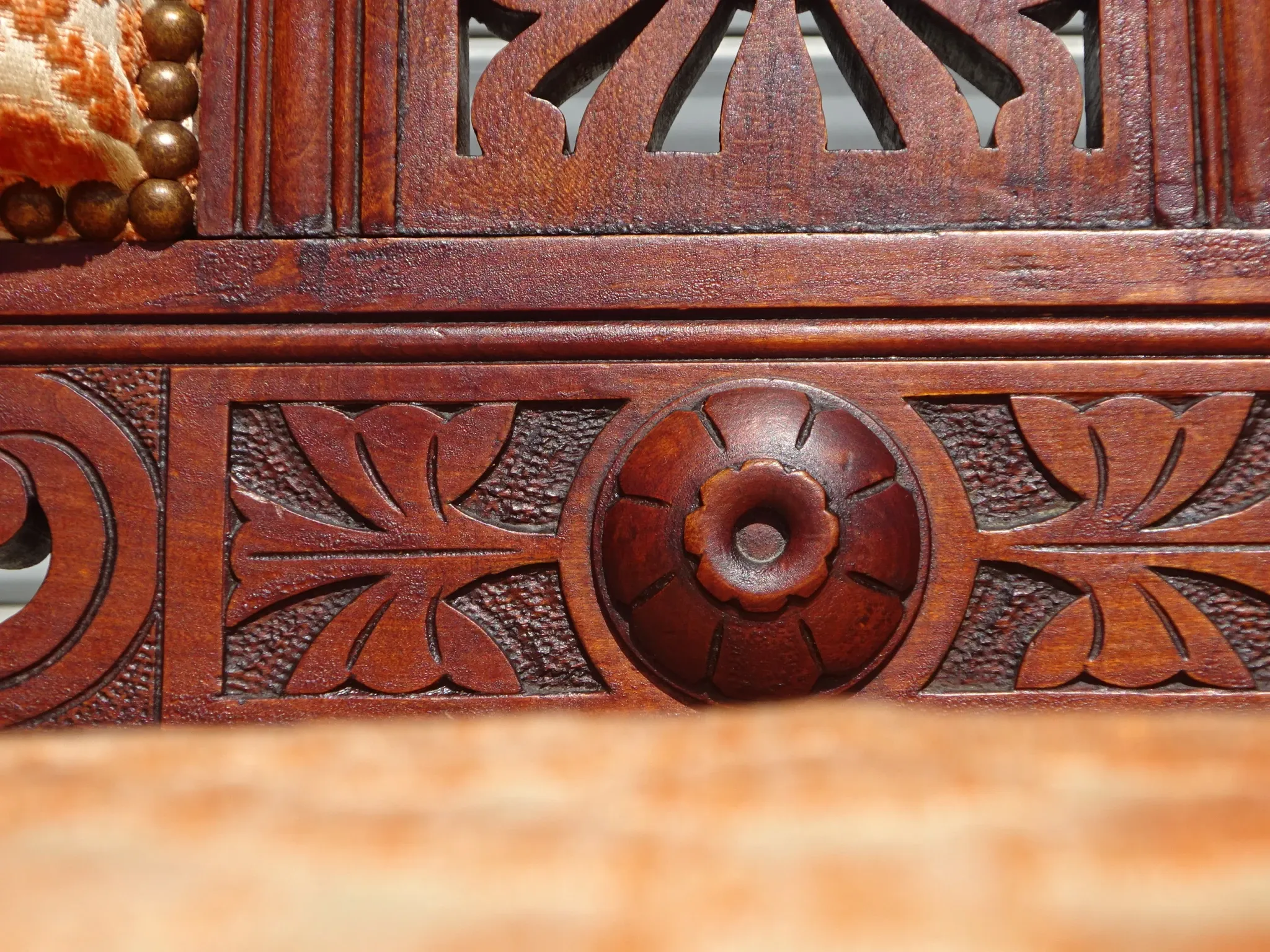 Ancienne banquette en bois et velours orange