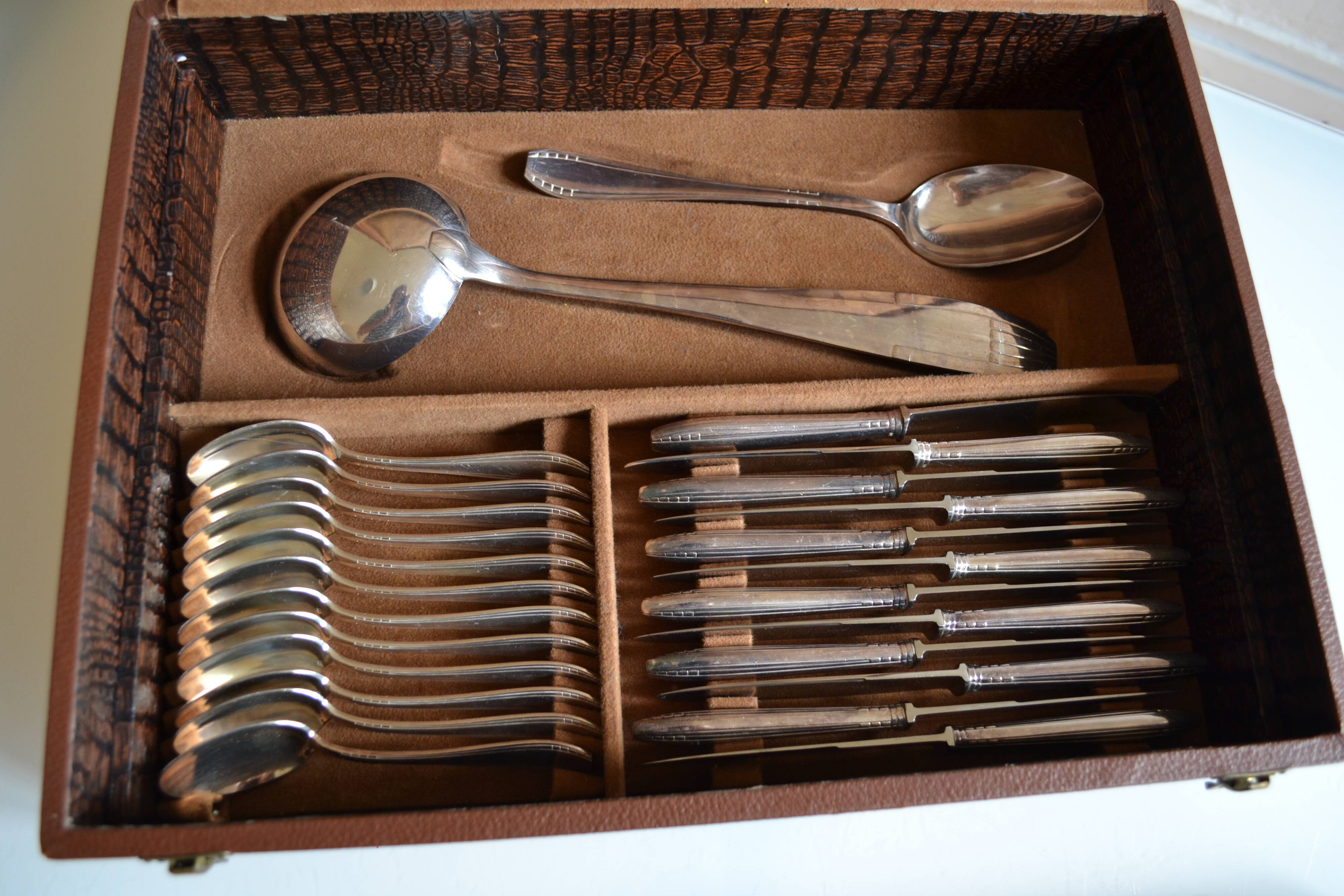 Complete silver-plated metal cutlery set in a 62-piece box