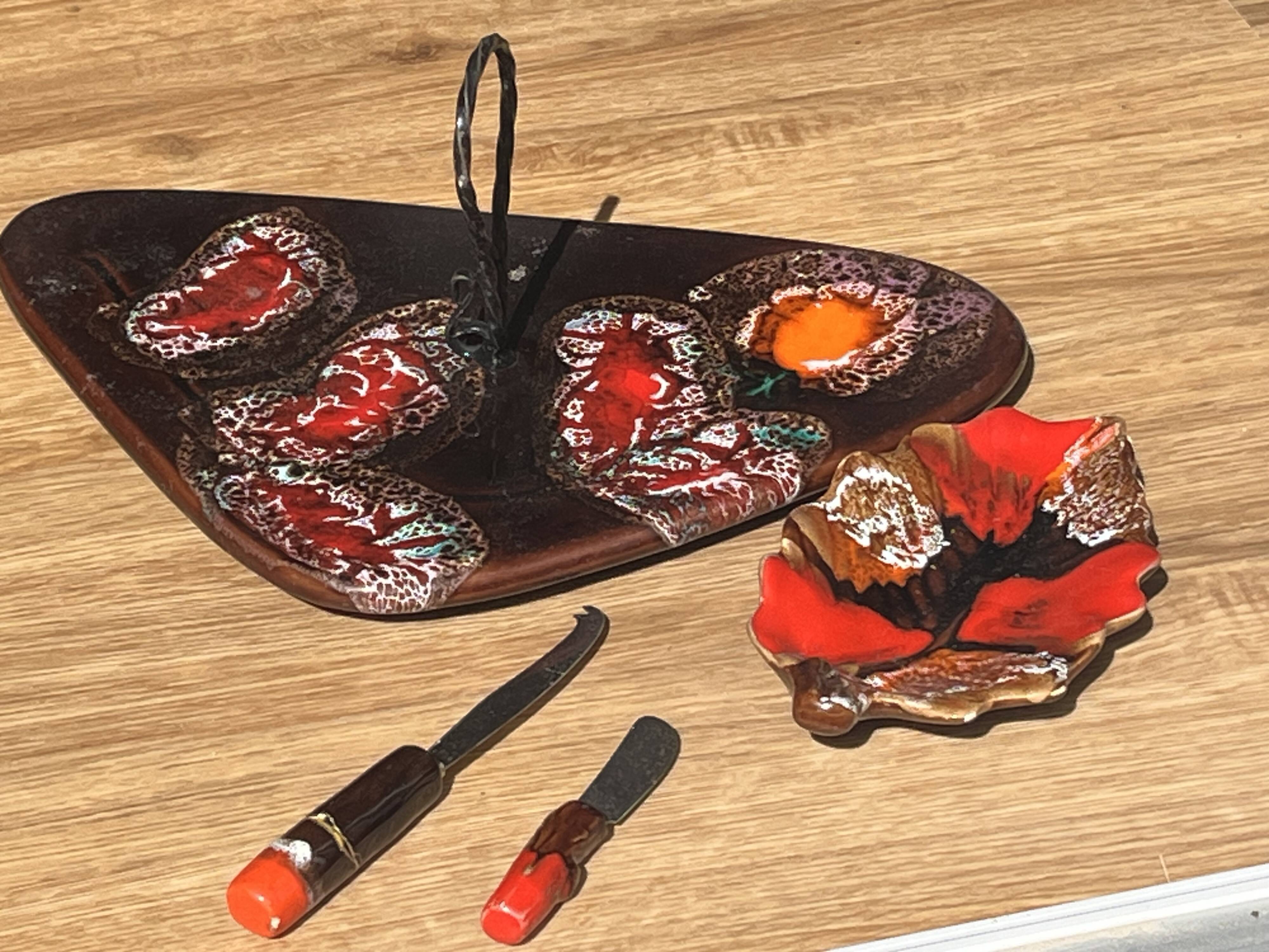 Valauris cheese board with butter dish and 2 knives (cheese and butter)