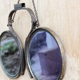 Former eyewear sign, binocles