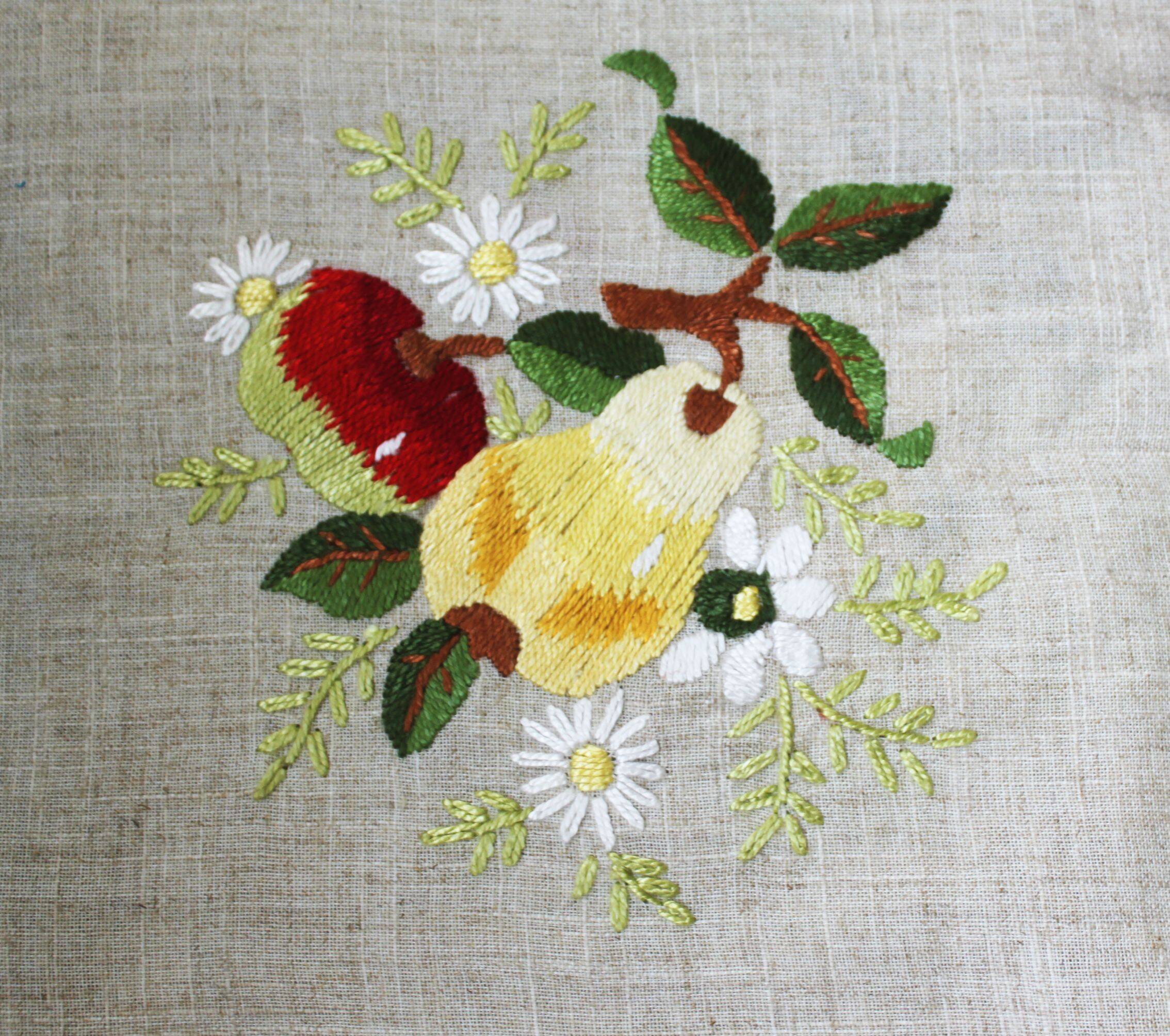 Vintage tablecloth set and 10 fine embroidered linen napkins, 270x165.