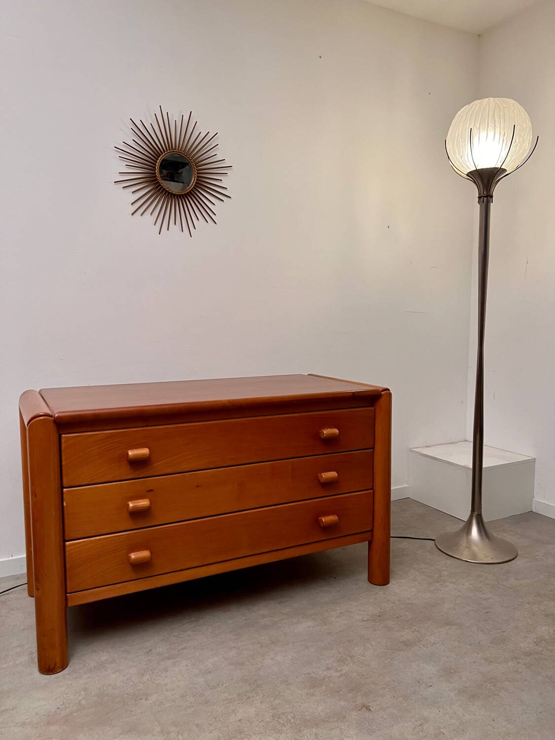 Ancienne commode 3 tiroirs en orme massif design années 70 brutaliste