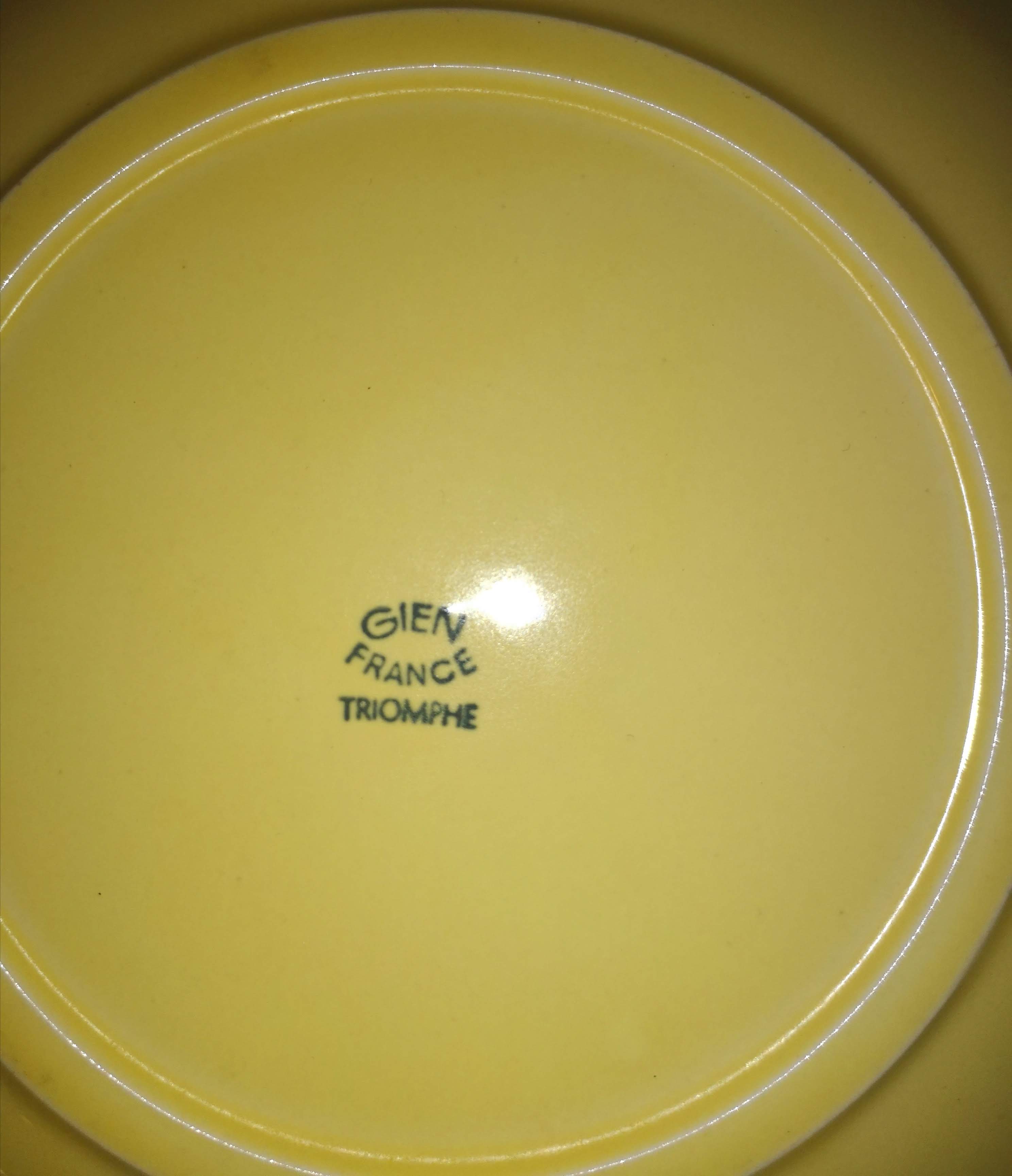 Lot 4 porcelain plates of People, Line Triumph, pale yellow