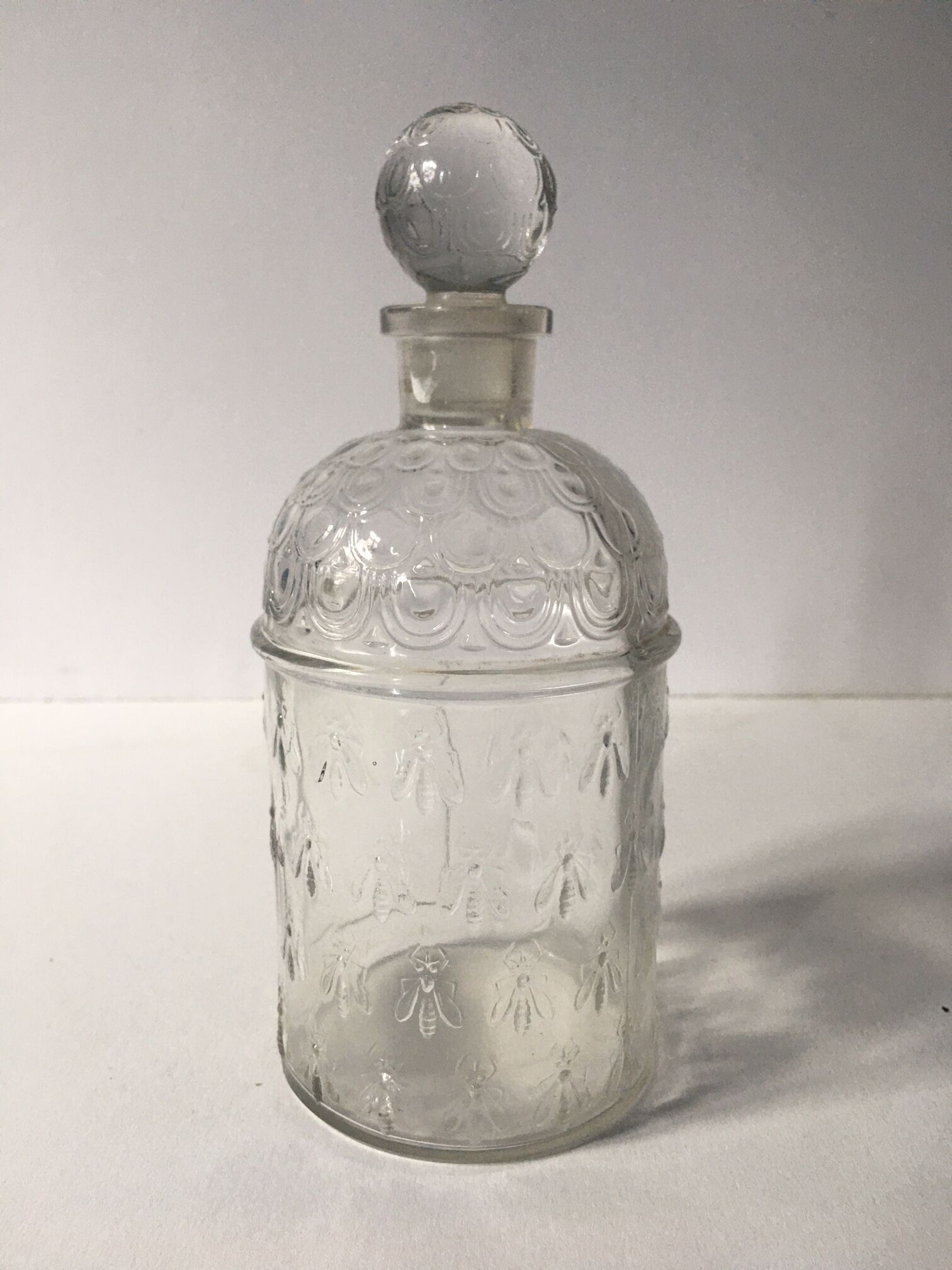 Ensemble de trois bouteilles de parfum Guerlain " Abeilles " avec une bouteille de parfum Lalique