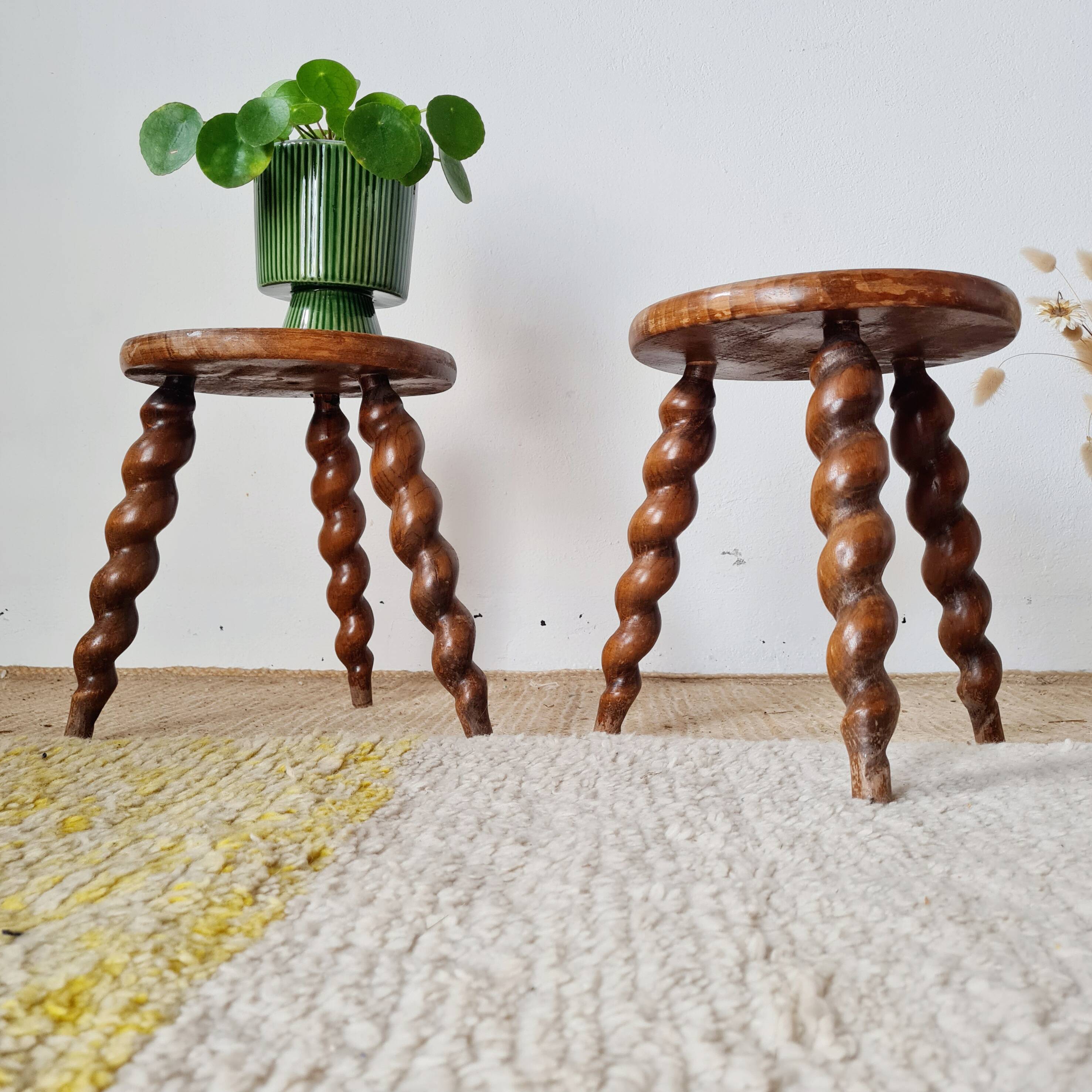 Paire de sellettes tripodes vintage en bois torsadé - tabourets