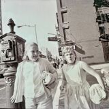 Angelo Rizzuto, "Deux filles à côté d'une alarme incendie", Manhattan, 1964