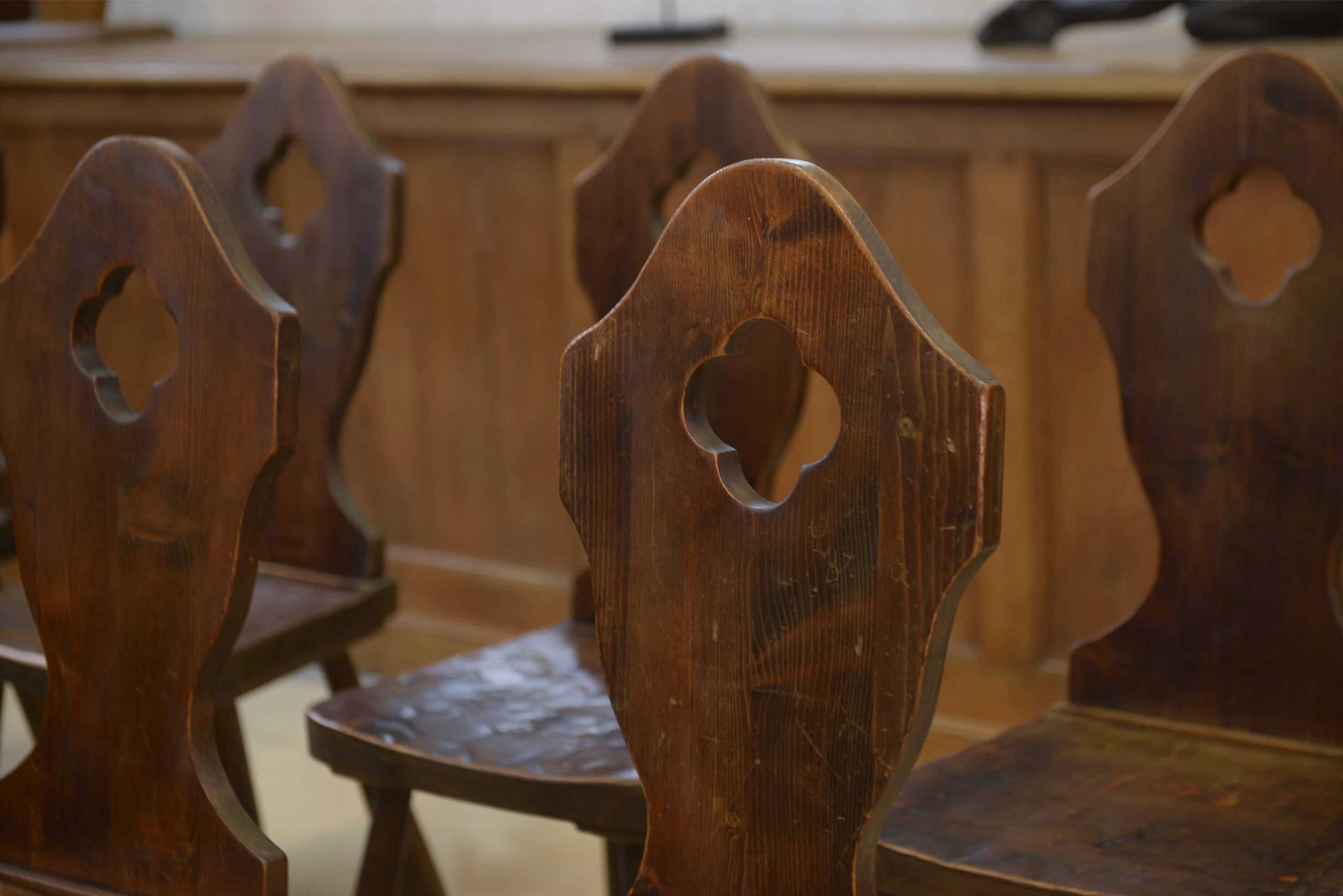 Ensemble de 8 chaises monastère 1950’s