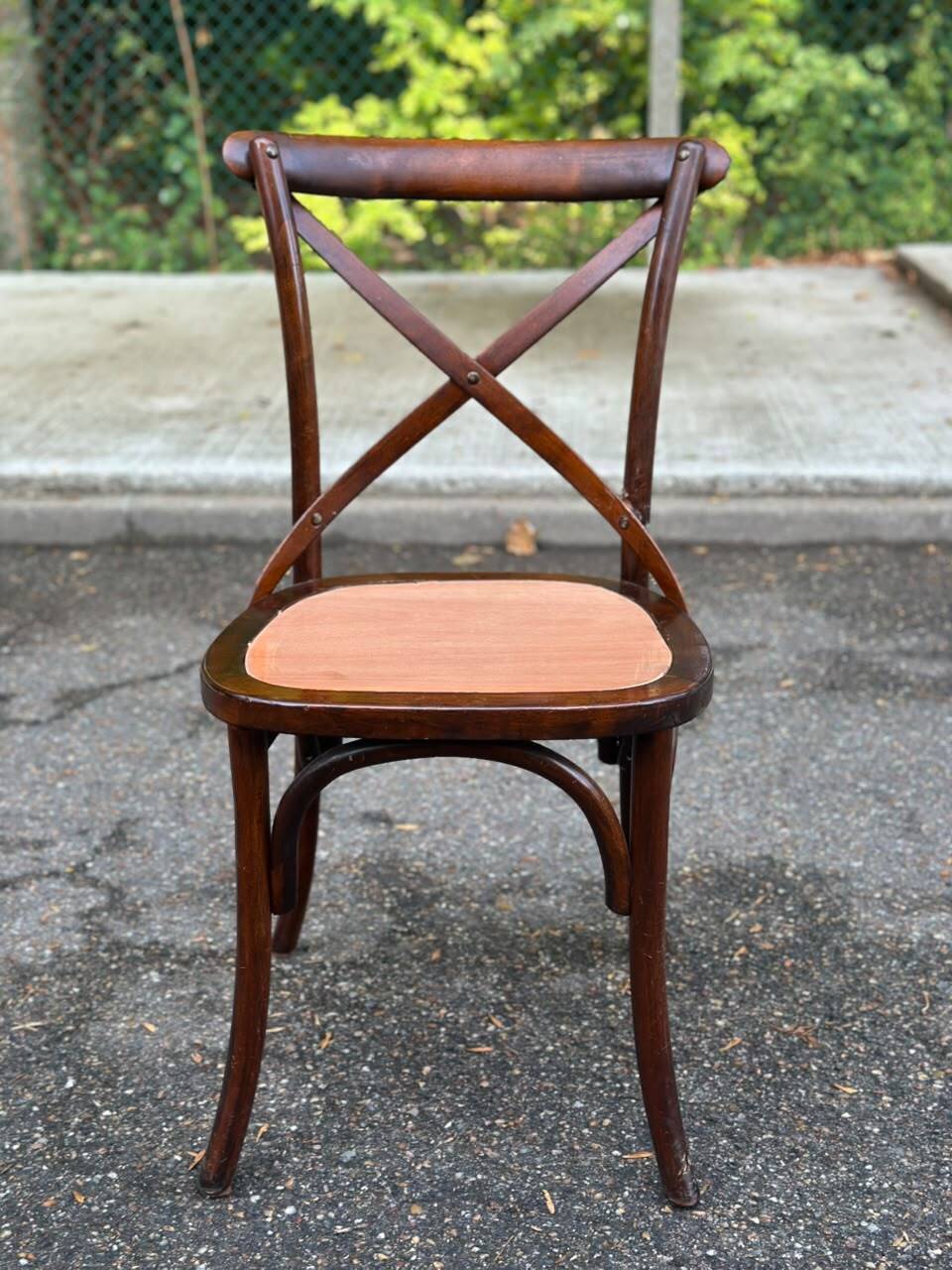 4 bistro chairs with curved wooden backs and cross braces / Crossback