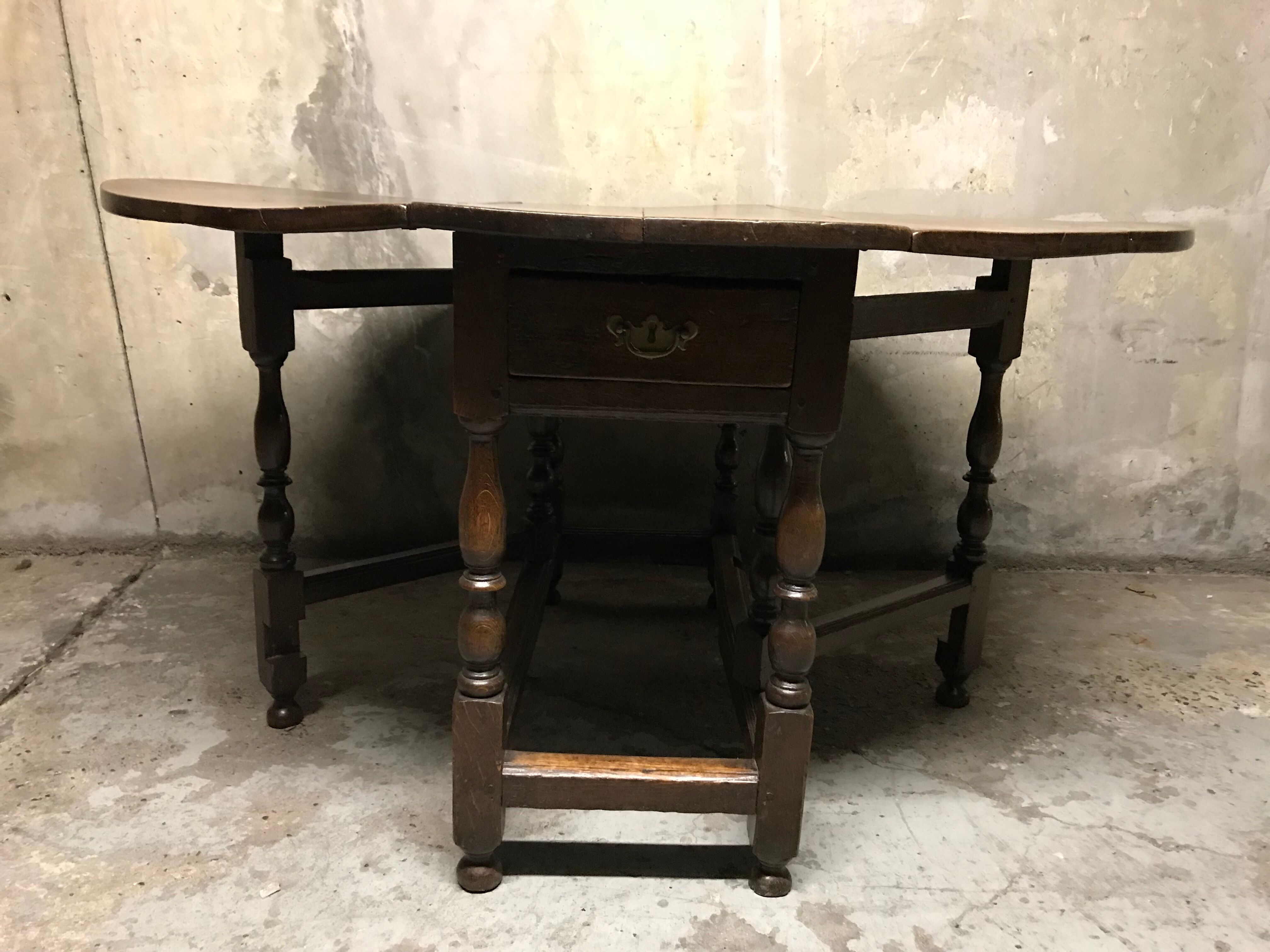 Vineyard Gateleg oak end XVIII-tiered table