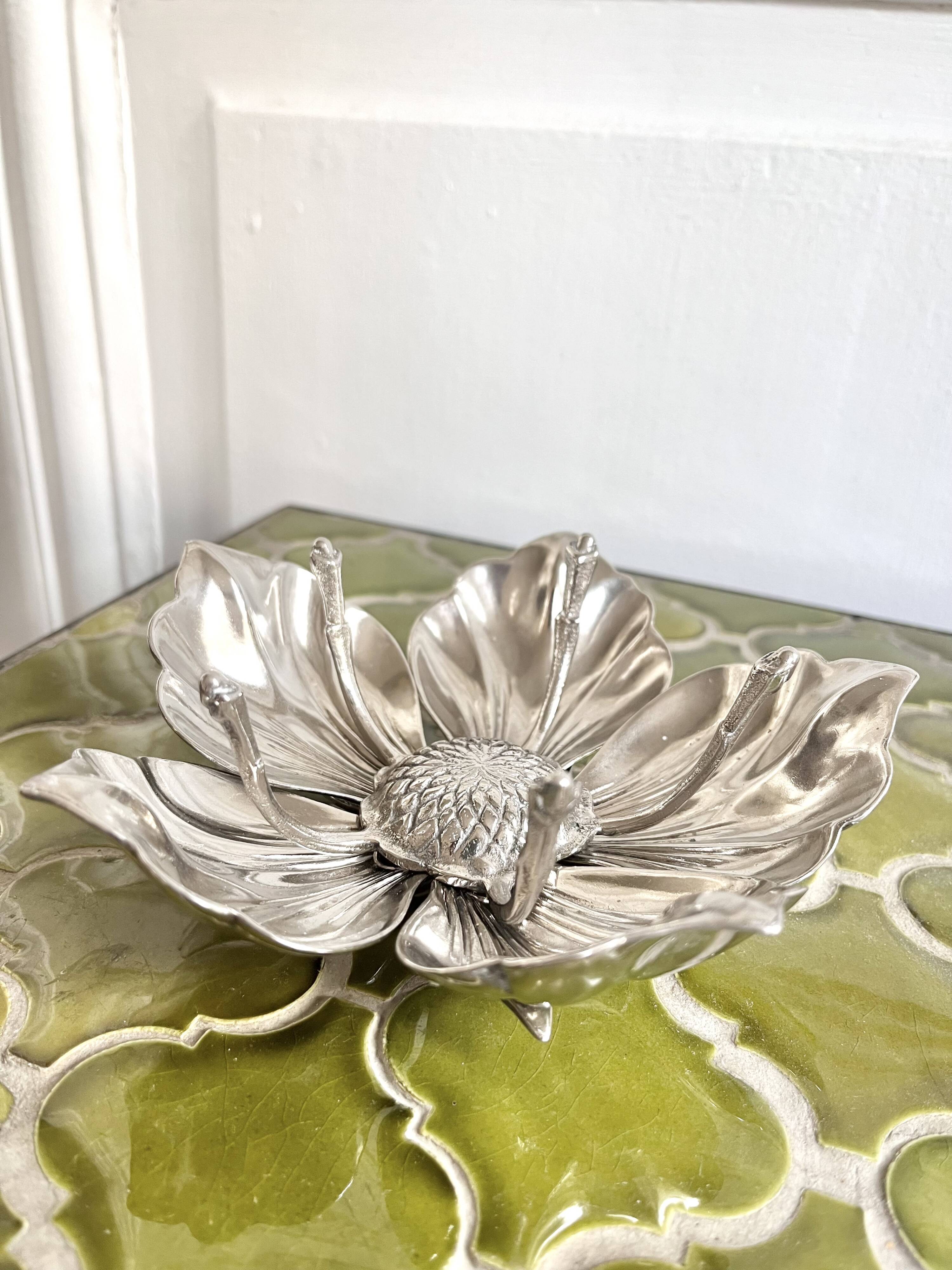 Fleur cendrier à coupelles amovibles