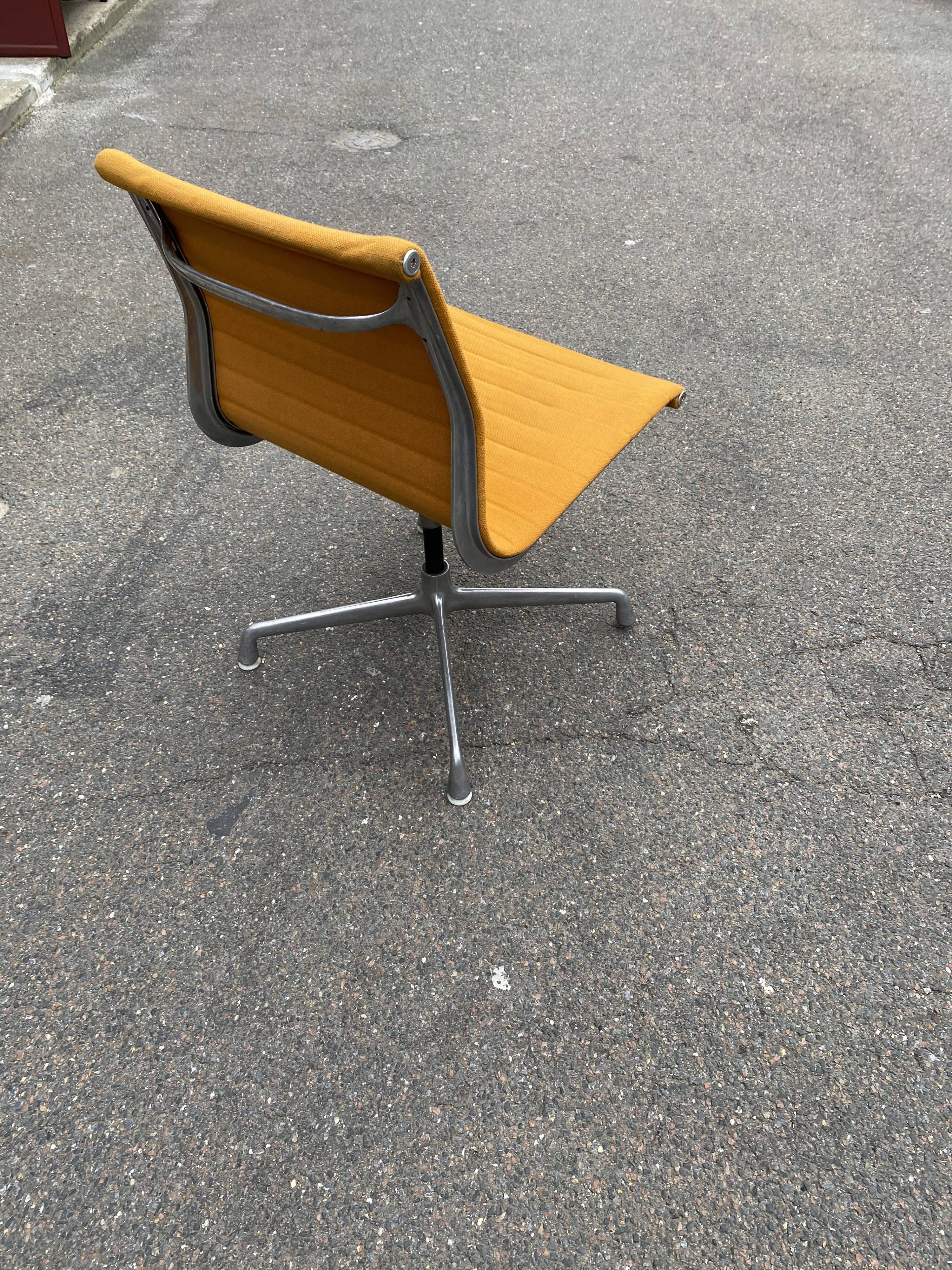 Eames design armchair, Hermann Miller edition, Aluminium Group series
