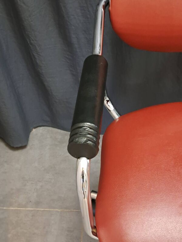 Fauteuil Kevi en skaï et métal chromé