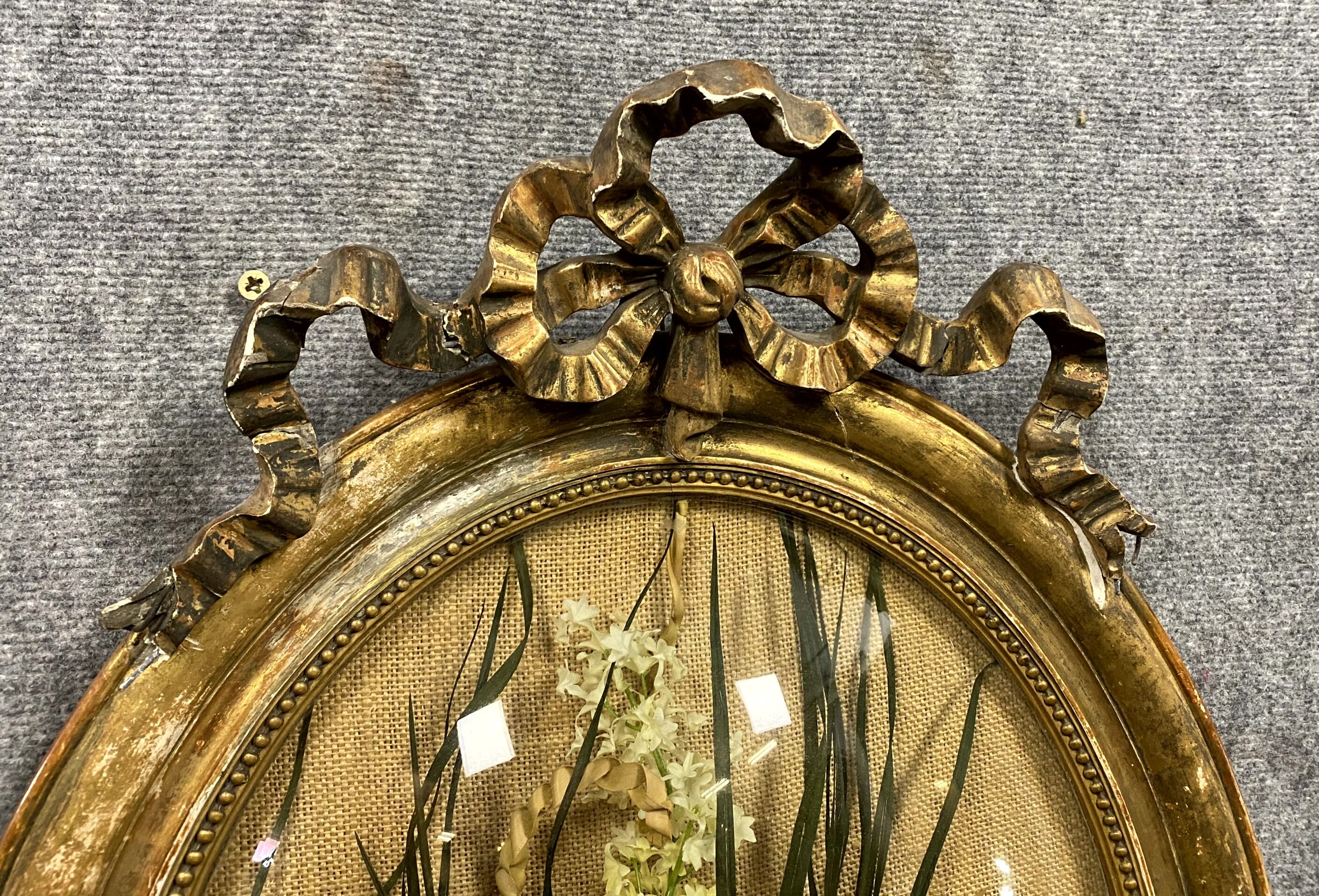 Louis XVI gilded wooden medallion frame with floral arrangement