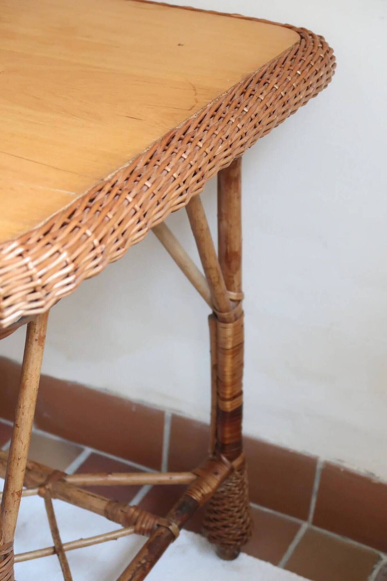 Table à manger en rotin et osier, plateau en hêtre, années 60