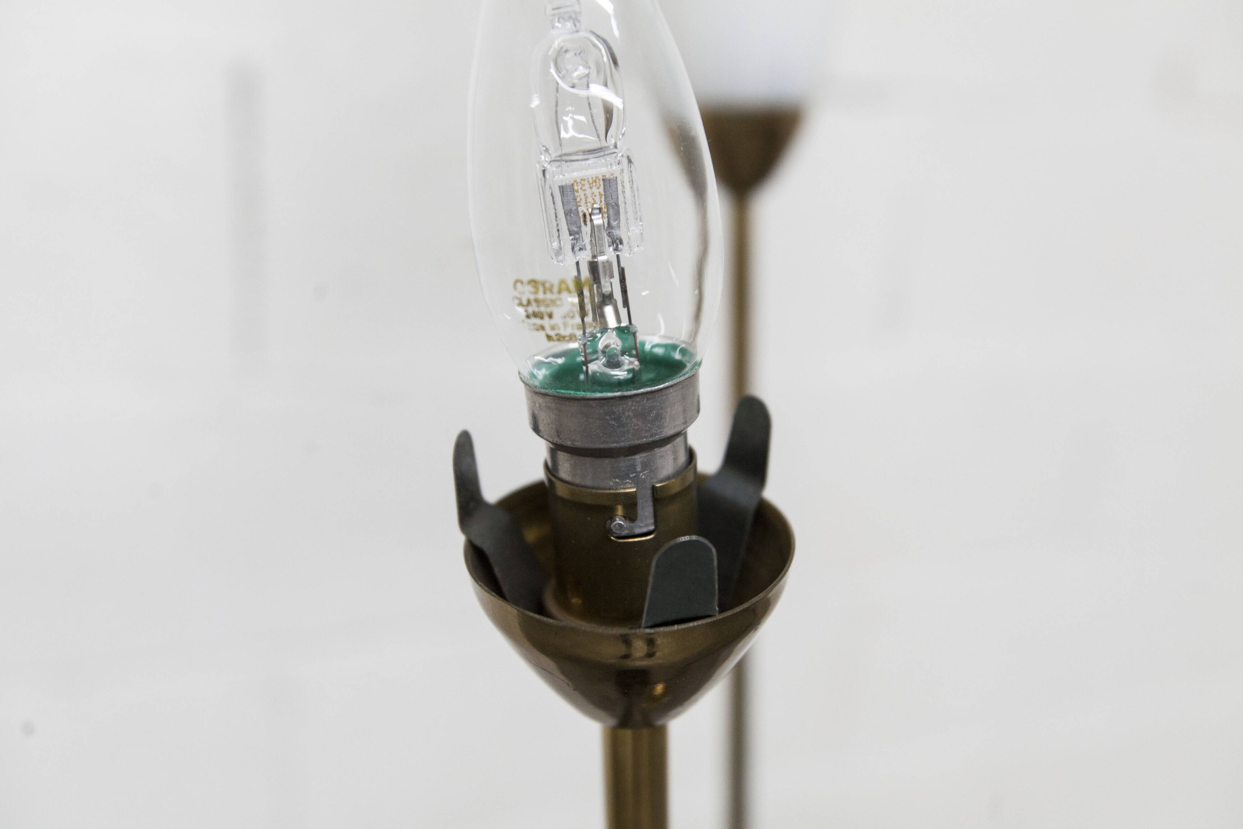 Lampadaire à 3 branches de 1960 laiton doré, fonte et opalines