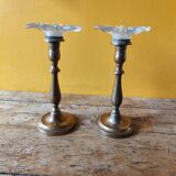 Paire de bougeoirs en laiton et bobèches en forme de fleur en verre opaque