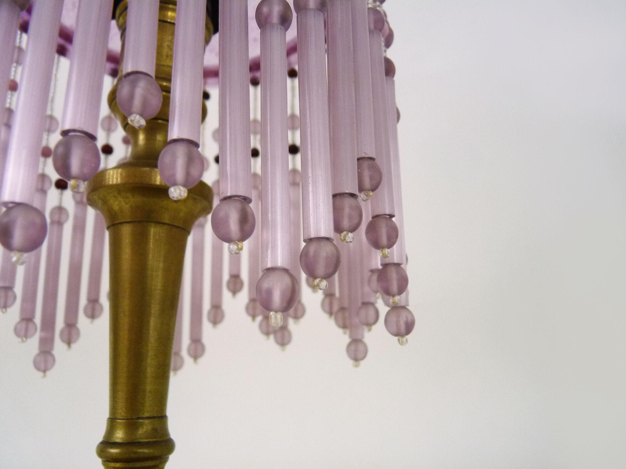 Table lamp, bedside lamp, speckled pink globe and glass and wood beads. Year 60