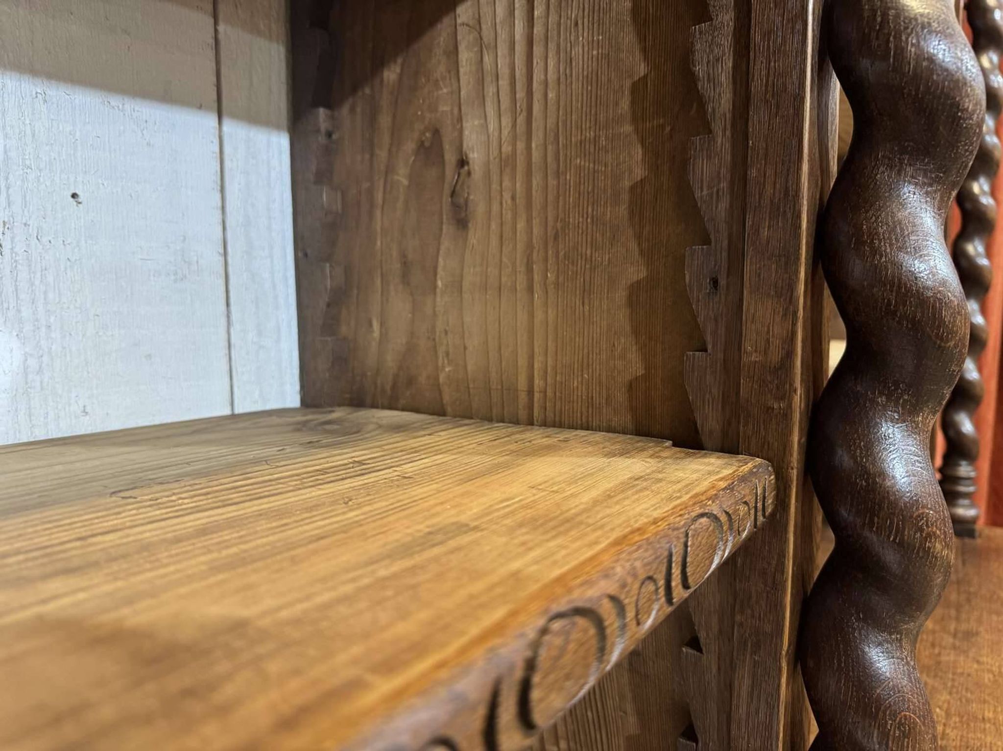 Bibliothèque de boiserie en chêne et sapin début XXème