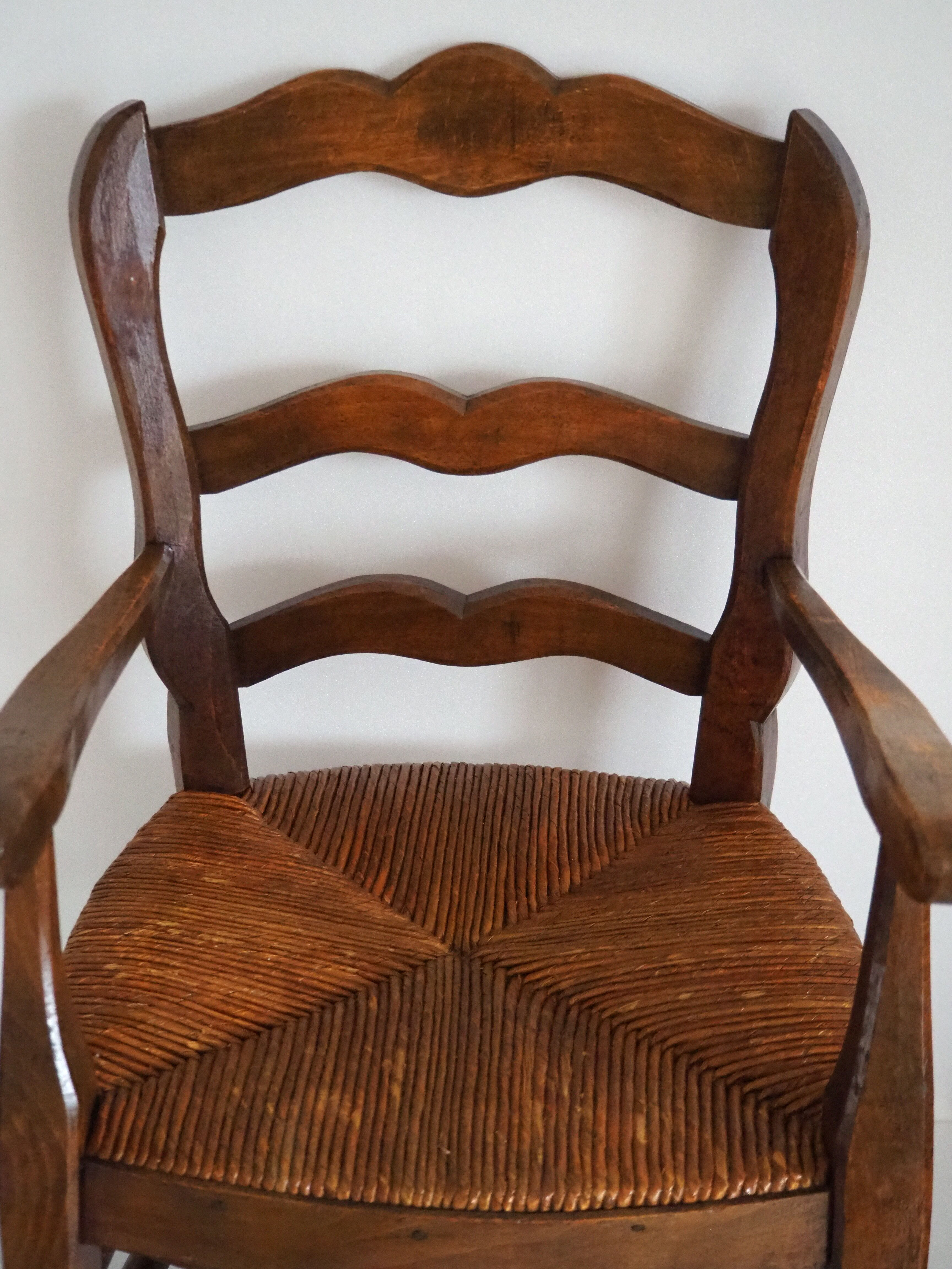 Children's armchair in solid wood with its mulched seat