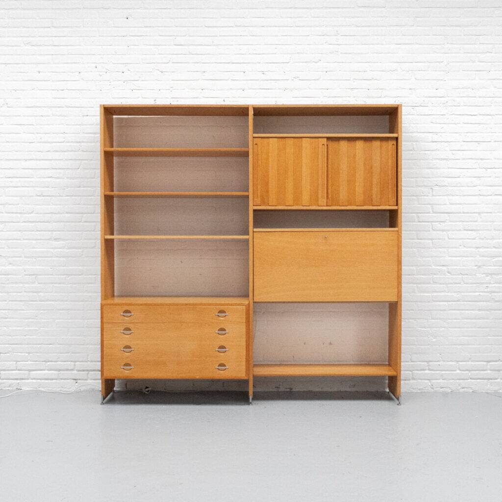 Etagère murale RY 100 par Hans Wegner pour Ry Møbler 1960