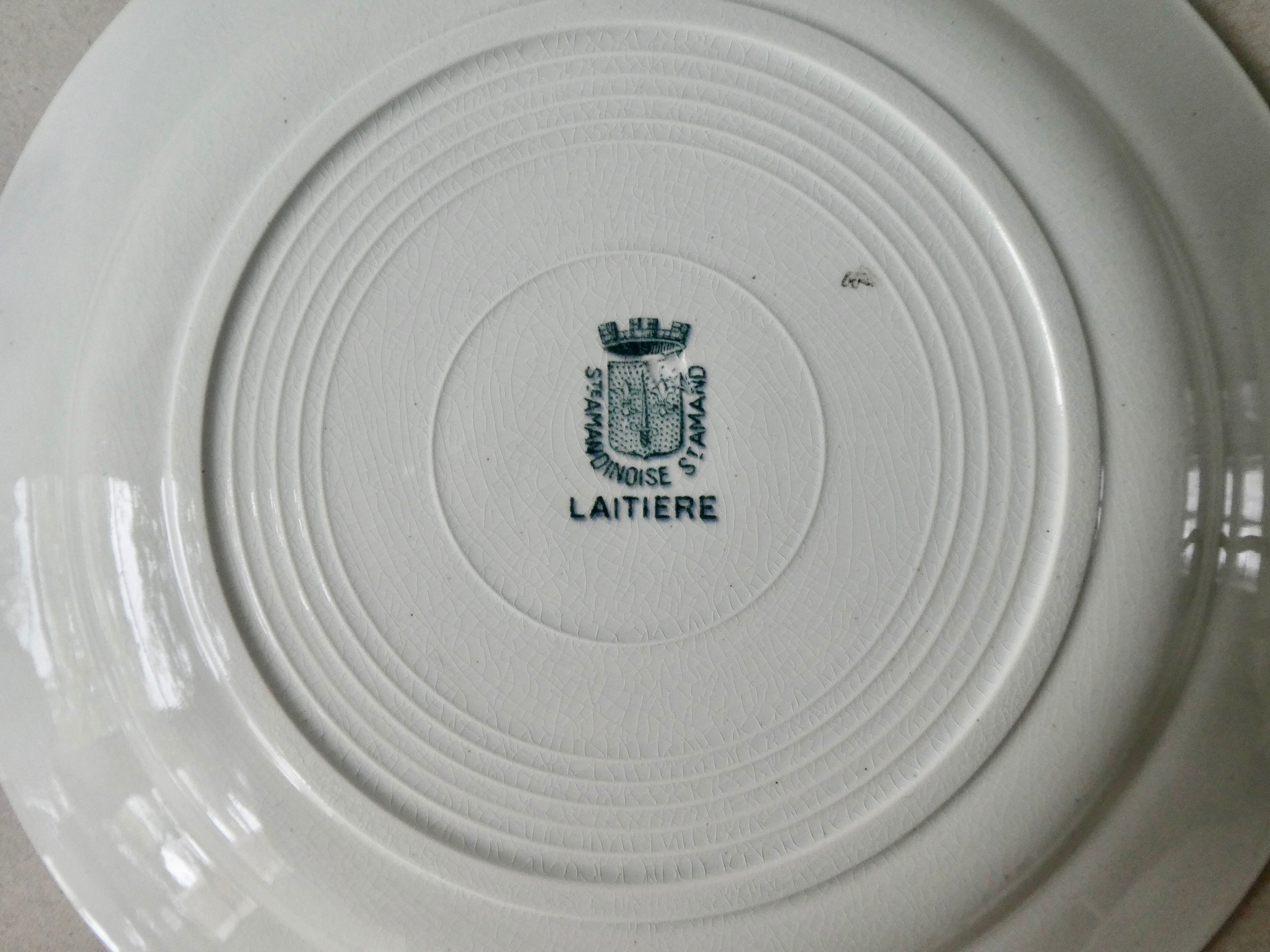 6 flat plates Saint Amand, décor la laitière