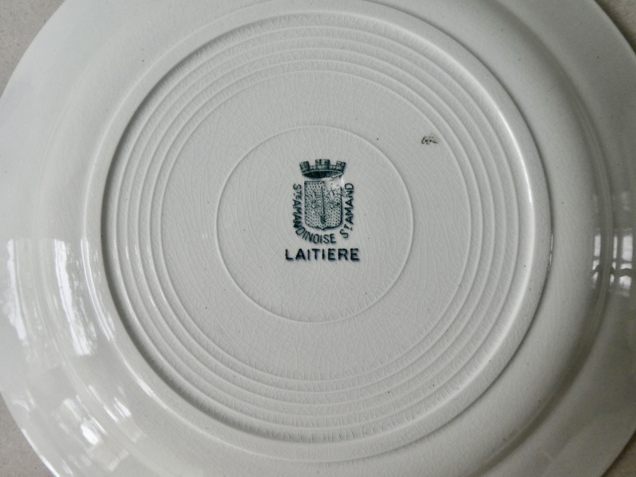 6 assiettes plates Saint Amand, décor la laitière