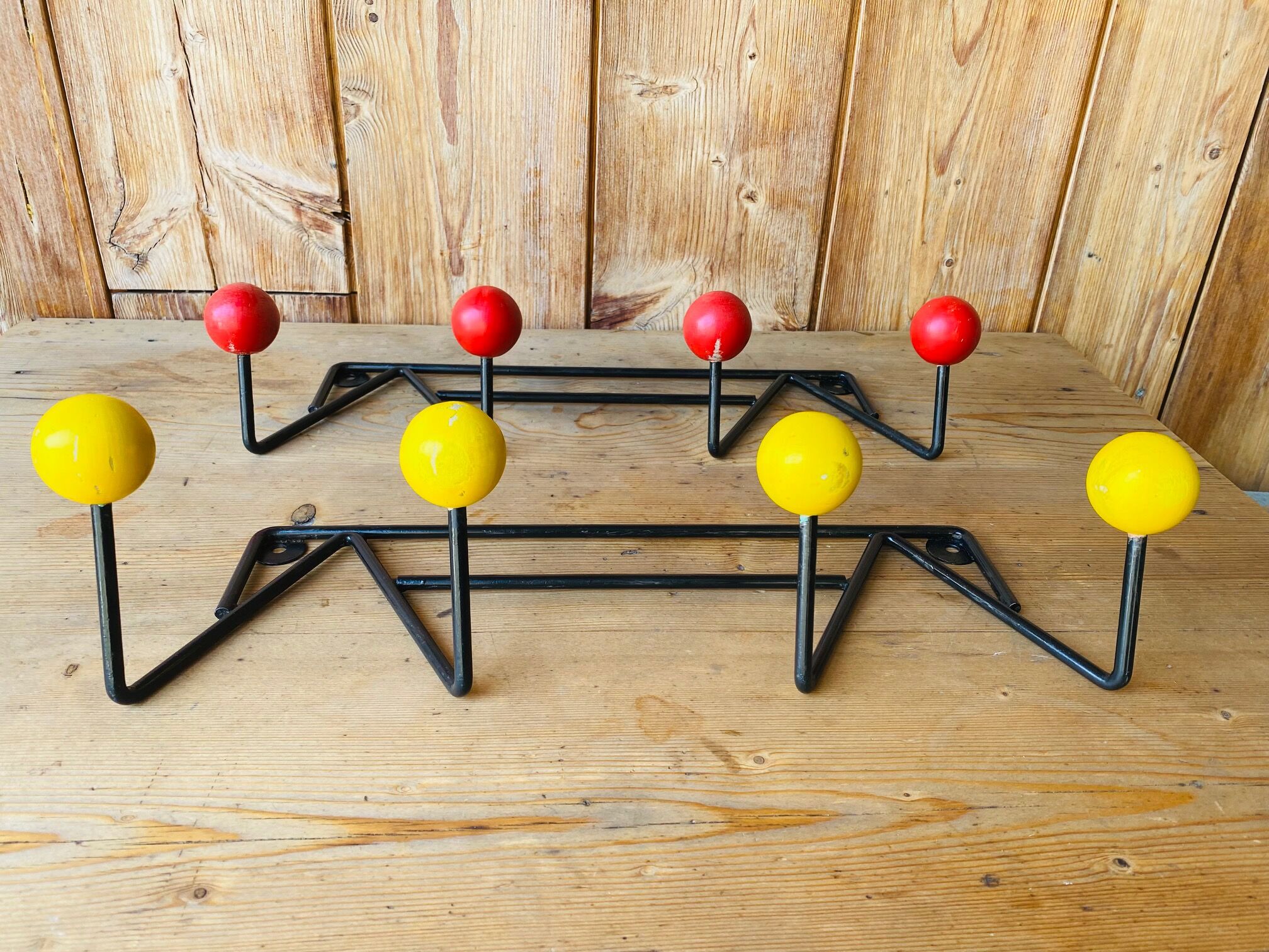 2 coat rack walls 4 balls balls 50s