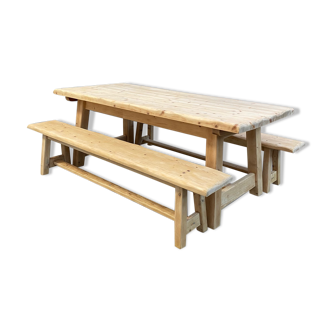 Farmhouse table and its 2 benches
