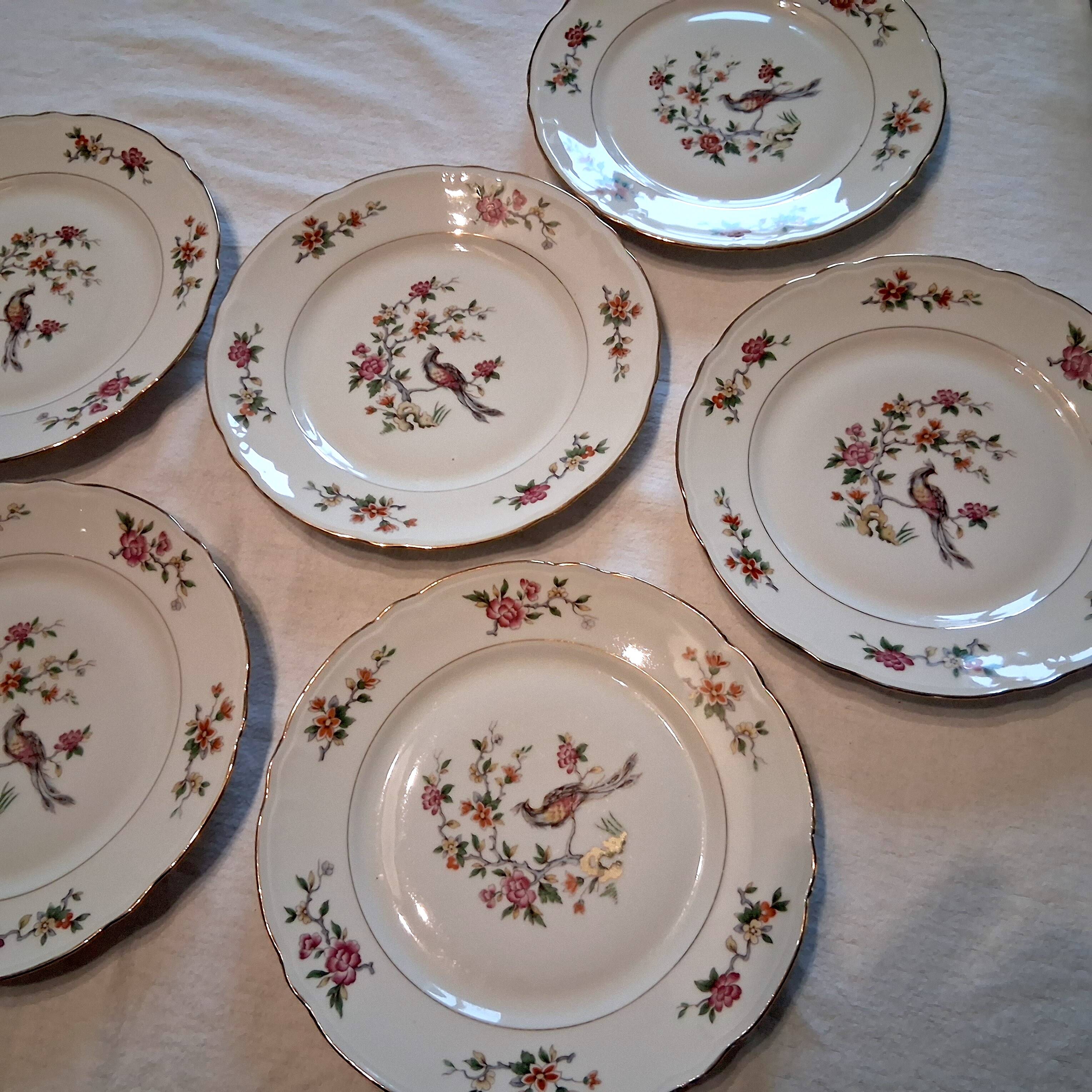6 flat plates made of genuine porcelain in very good condition.