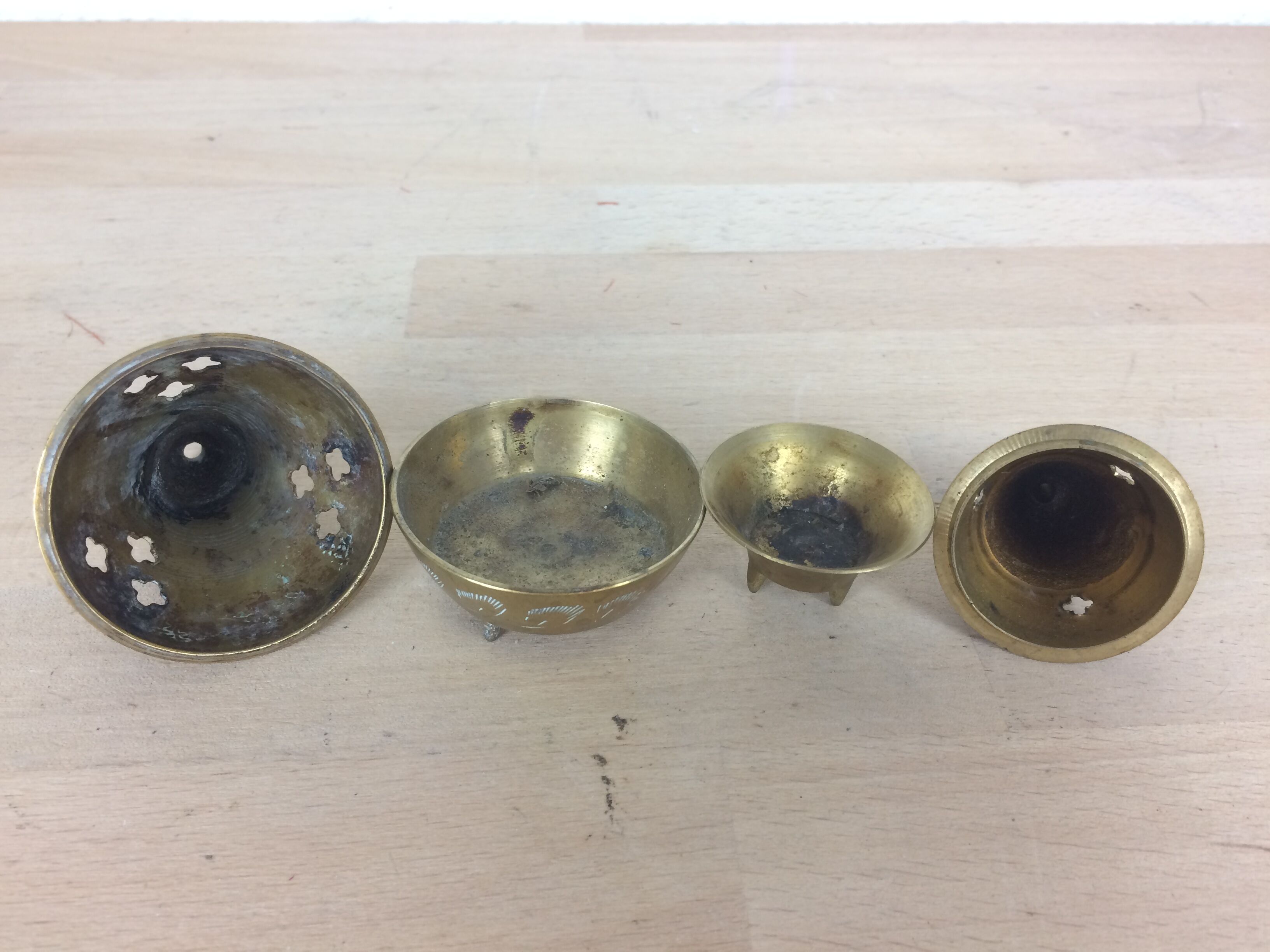 2 conical boxes burns incense in golden brass