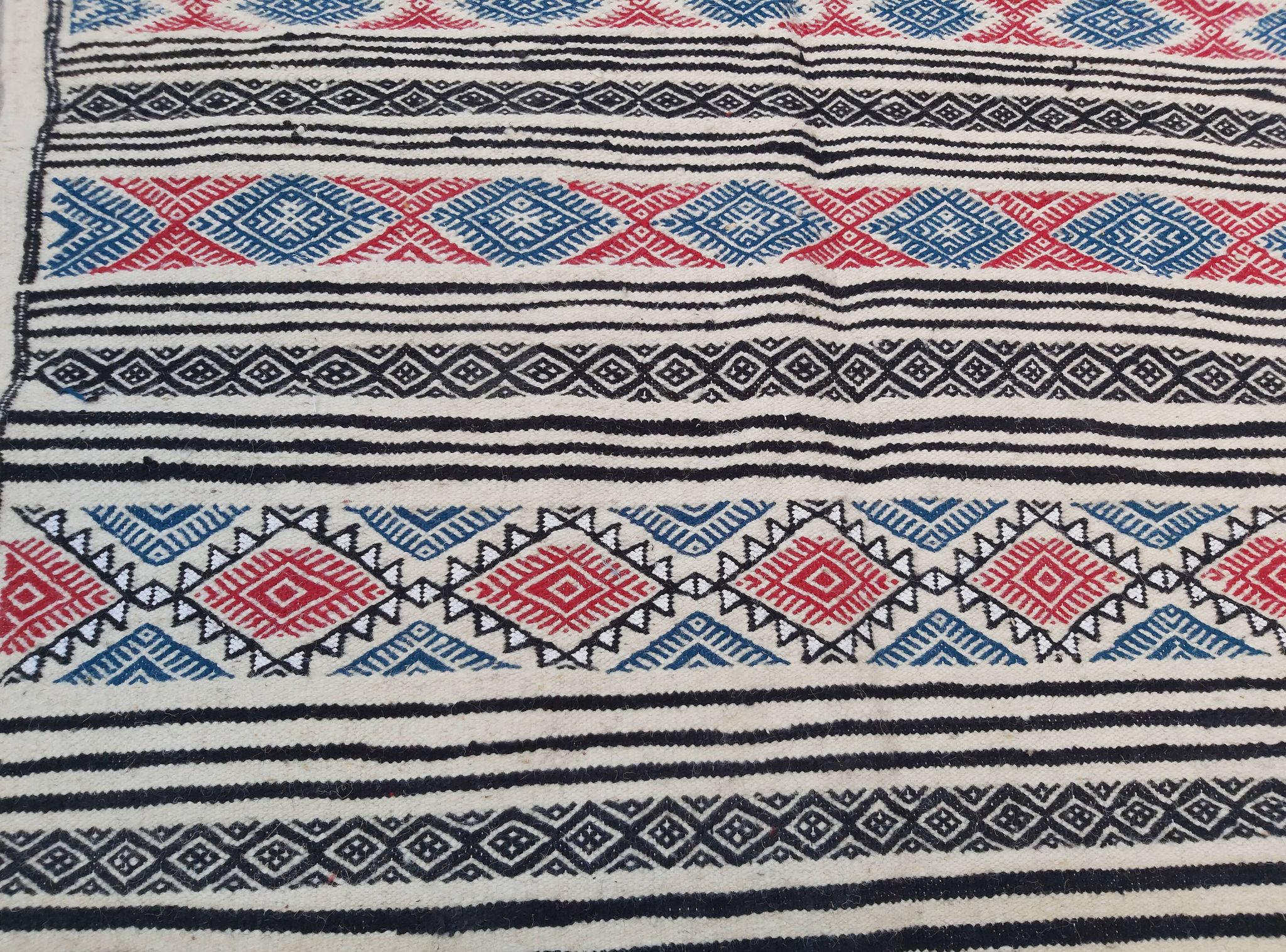 Tapis blanc à motifs multicolores fait main 200x110cm