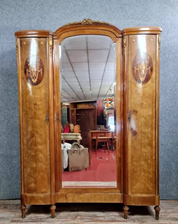 armoire style louis XVI a ressaut en marqueterie de bois précieux vers 1880