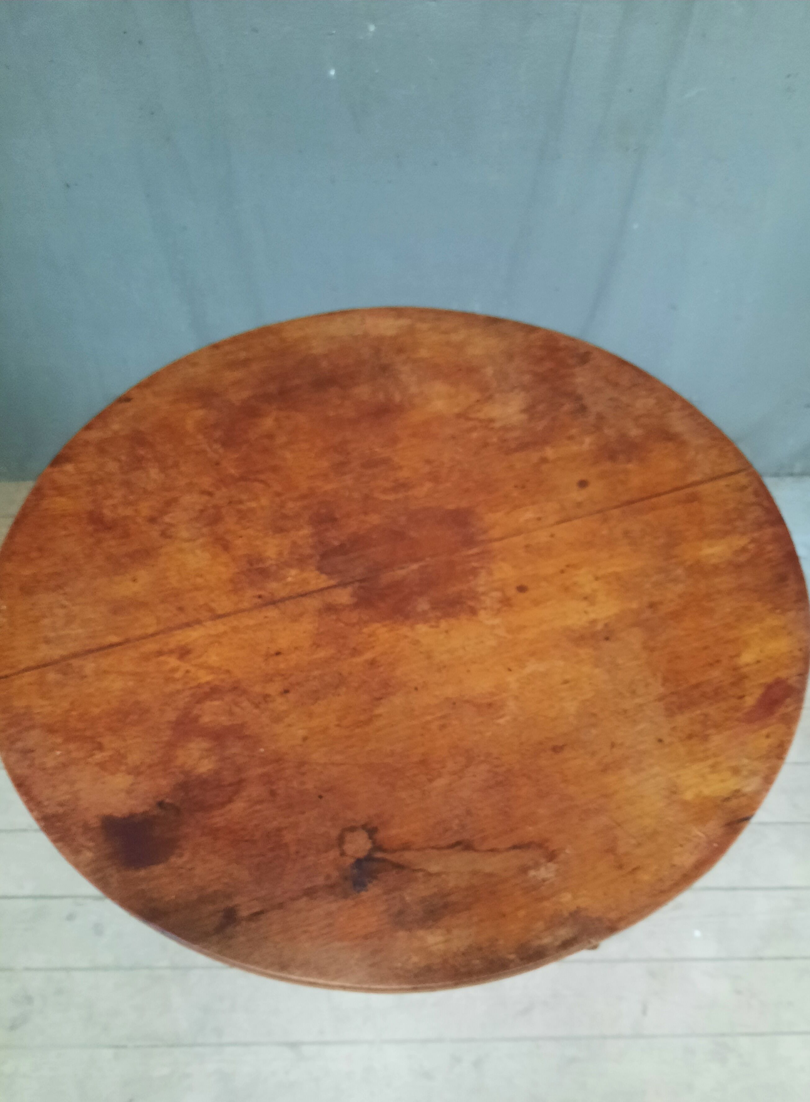 Restoration pedestal table with central barrel