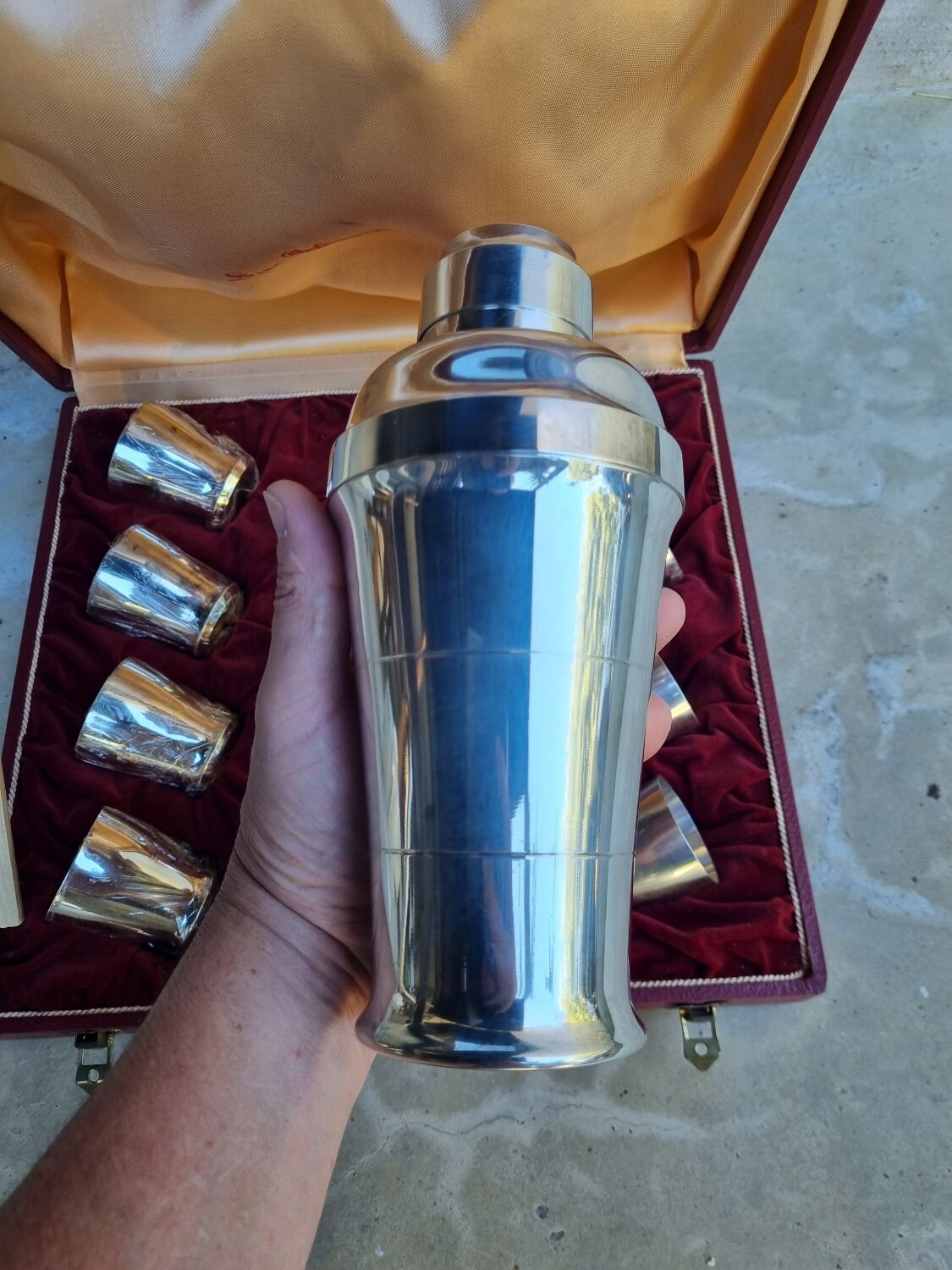 Shaker and 8 silver St Médard cups