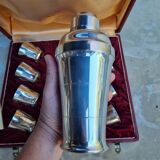 Shaker and 8 silver St Médard cups