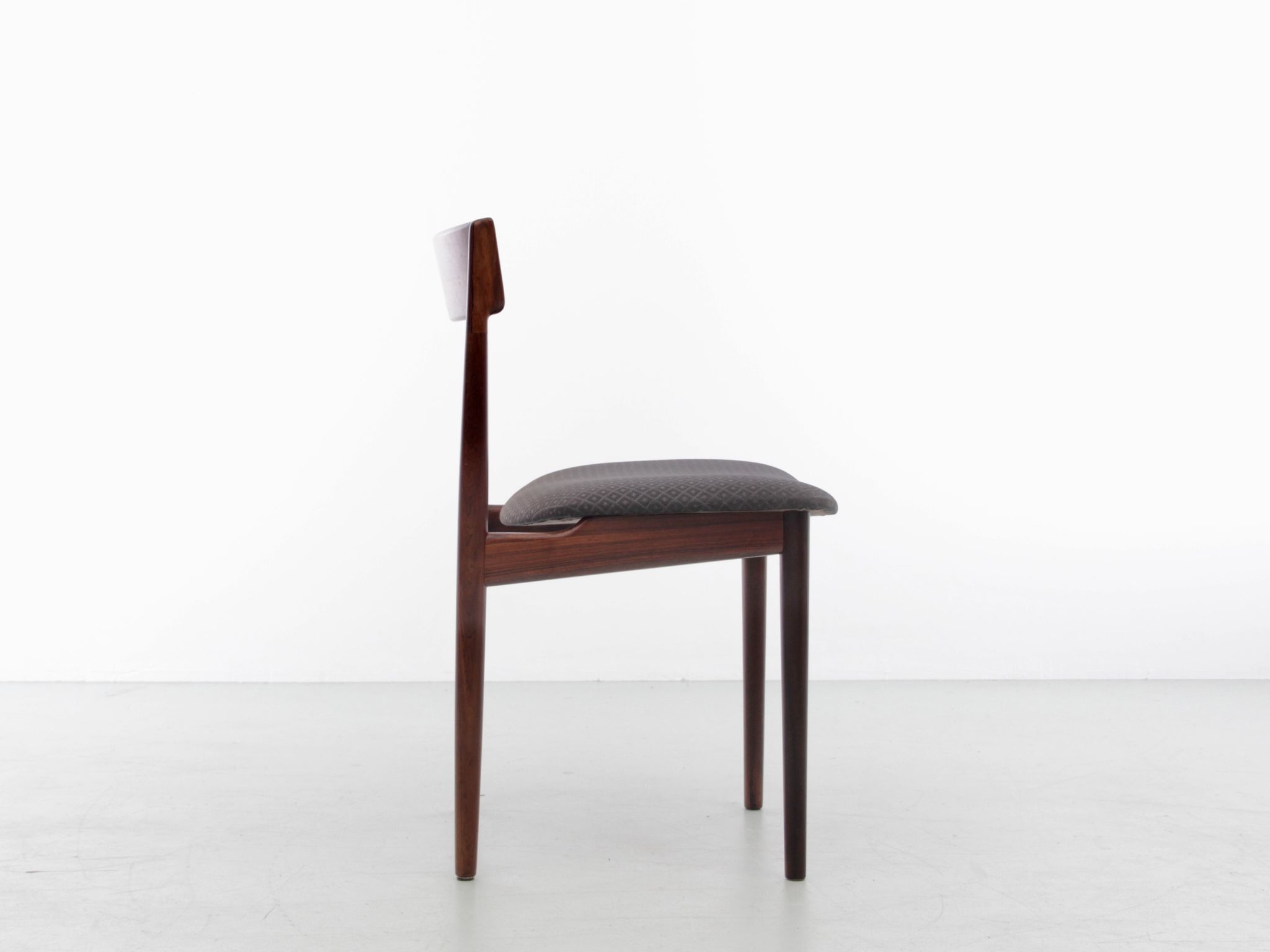 Suite de 4 chaises scandinaves en teck modèle 39