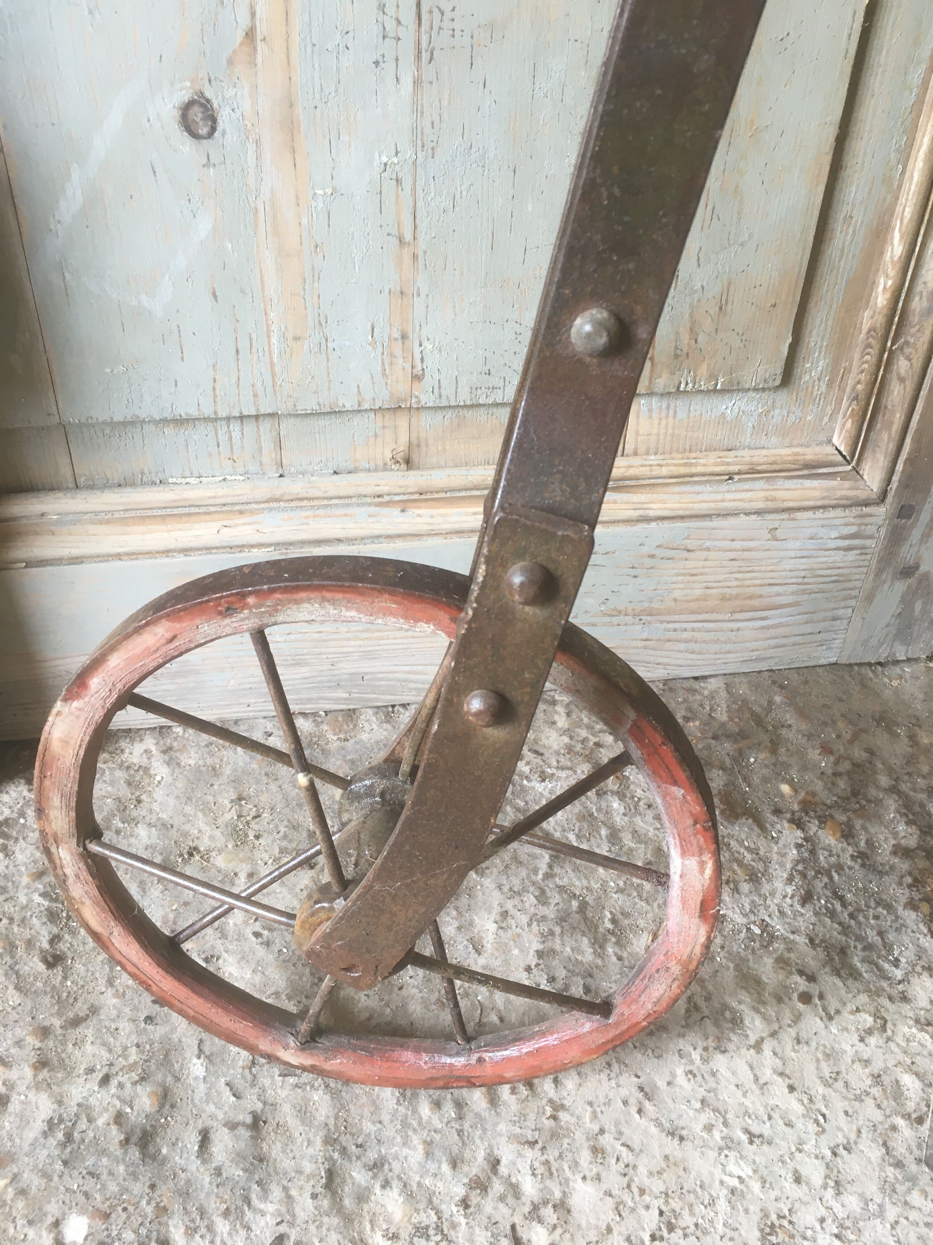 Bi child 1900 in metal and wood on base