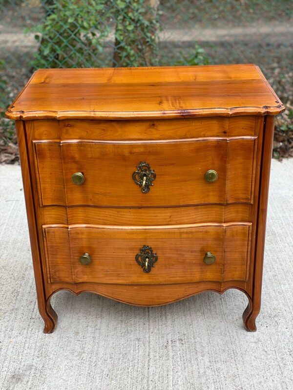 Commode de style mix Louis XV Louis Philippe noyer massif queue d'aronde