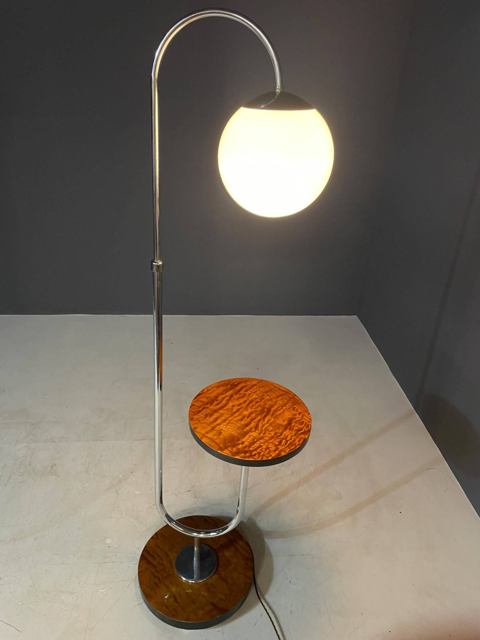 Lampe de sol Bauhaus restaurée avec table intégrée par R. Slezák