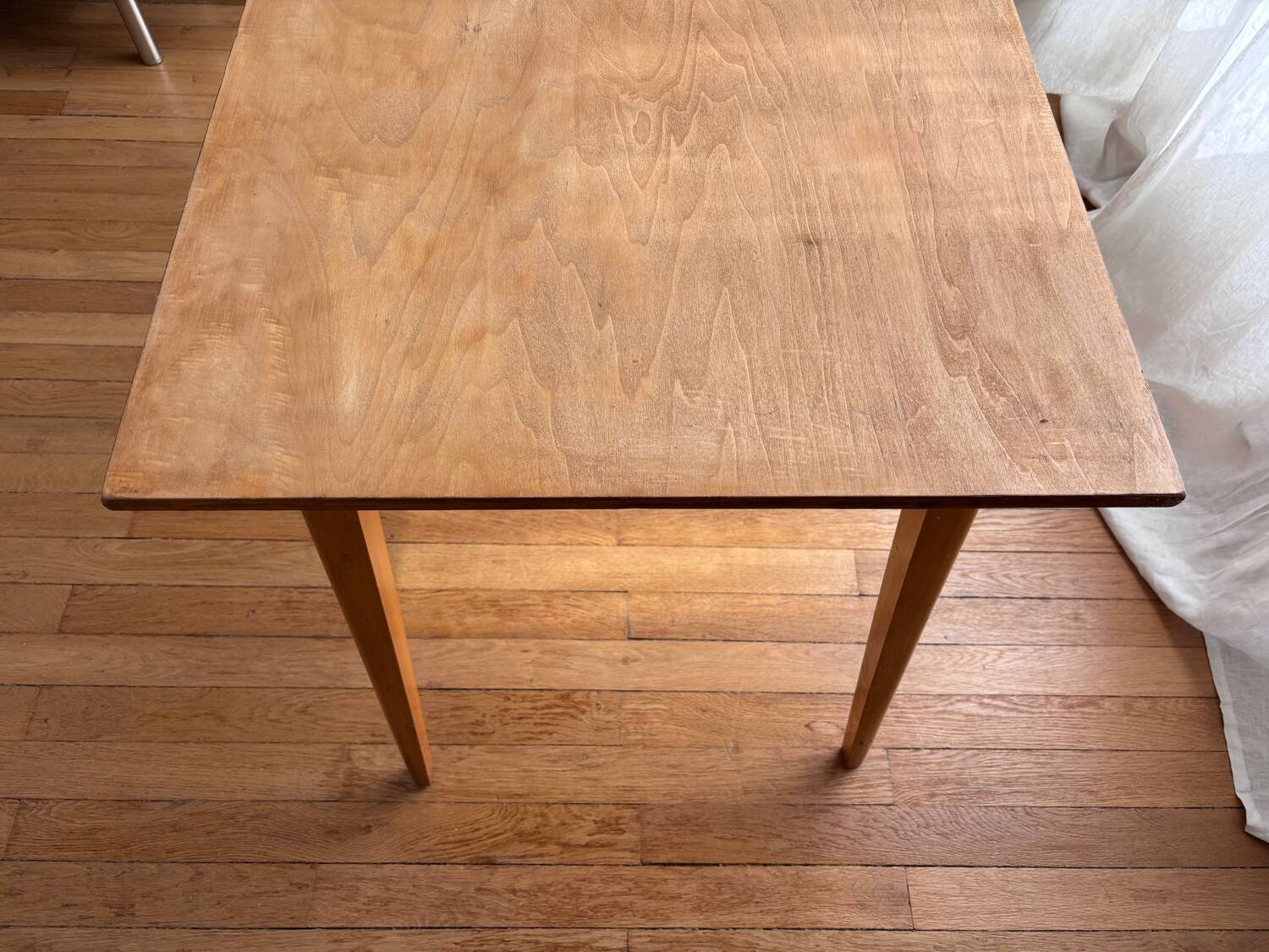 Desk with tapered legs