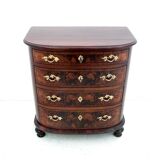 Commode antique, Europe du Nord, vers 1900.