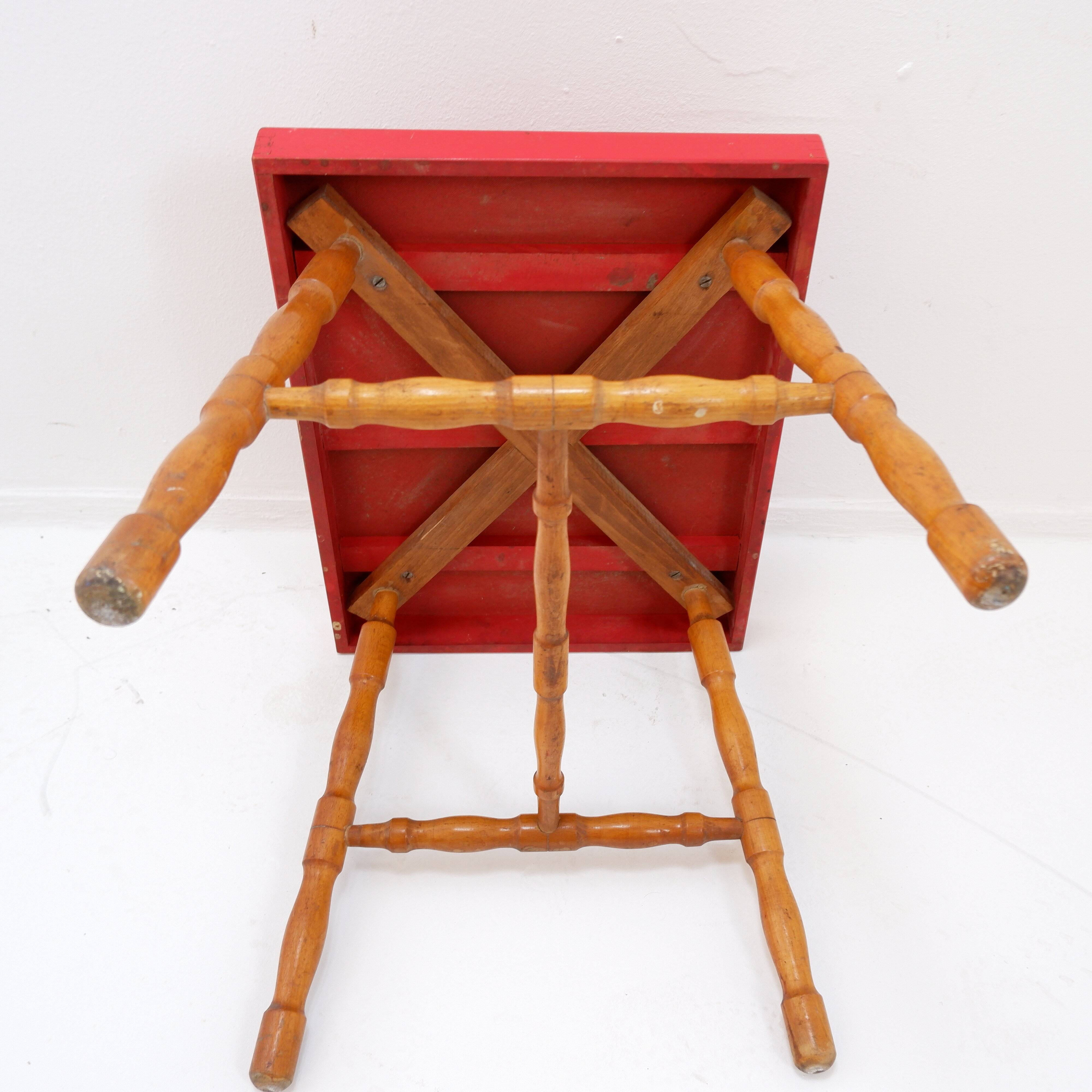 Small side table with turned legs and red top - Josco, made in Belgium - 1950s