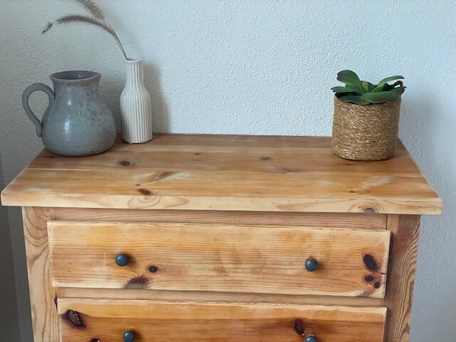 Wooden chest of drawers